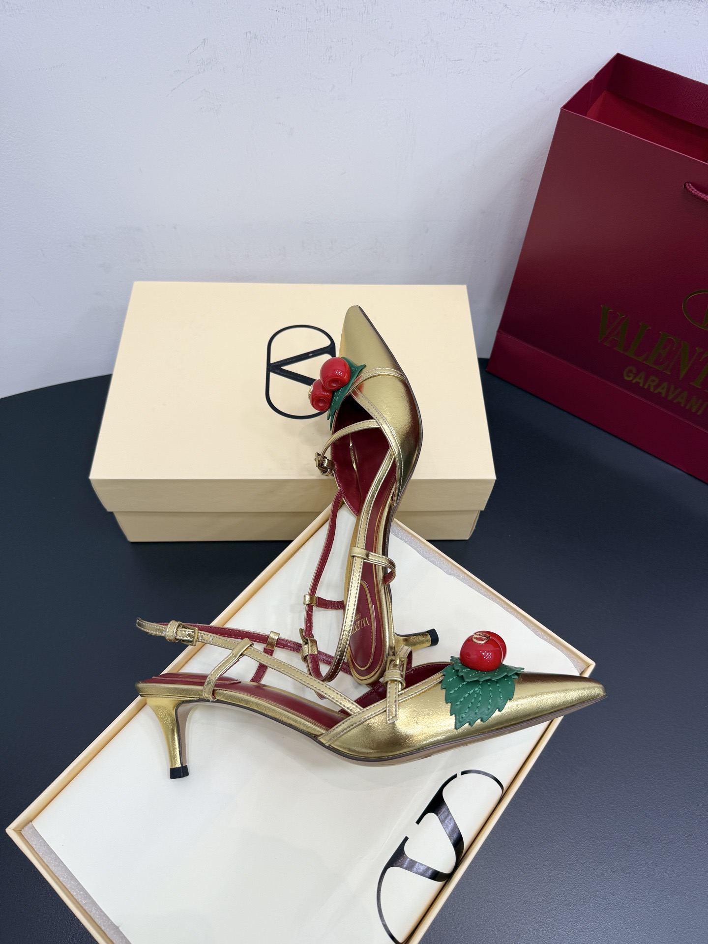 Туфли женские в стиле Valentino VLogo из натуральной кожи золотого цвета с декором