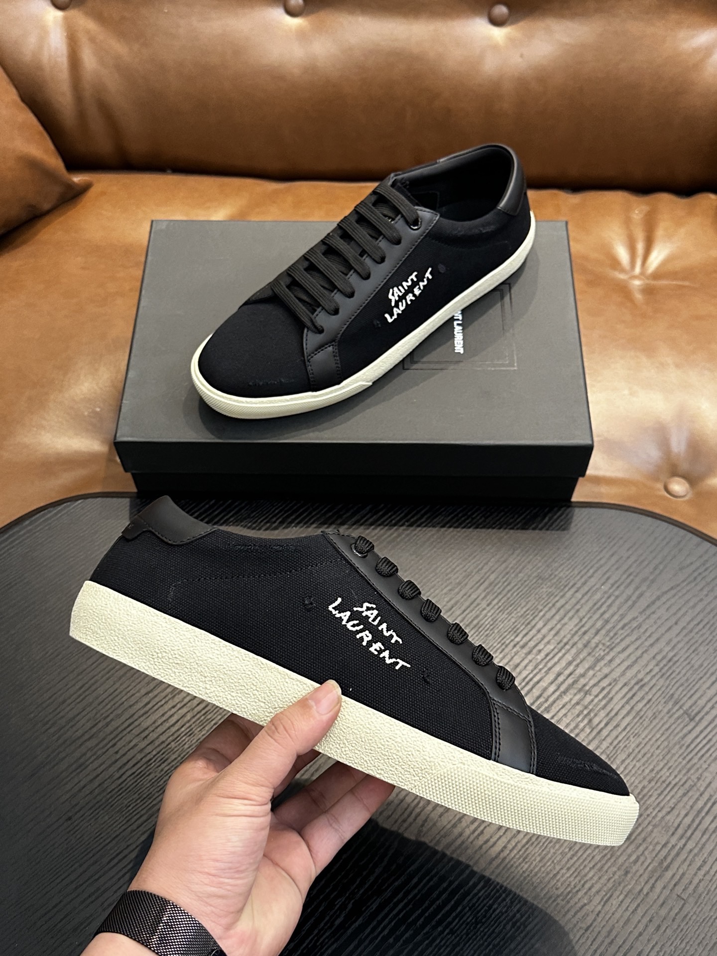 Кроссовки мужские в стиле Saint Laurent SL/61 из натуральной кожи и текстиля чёрного цвета со светлой подошвой