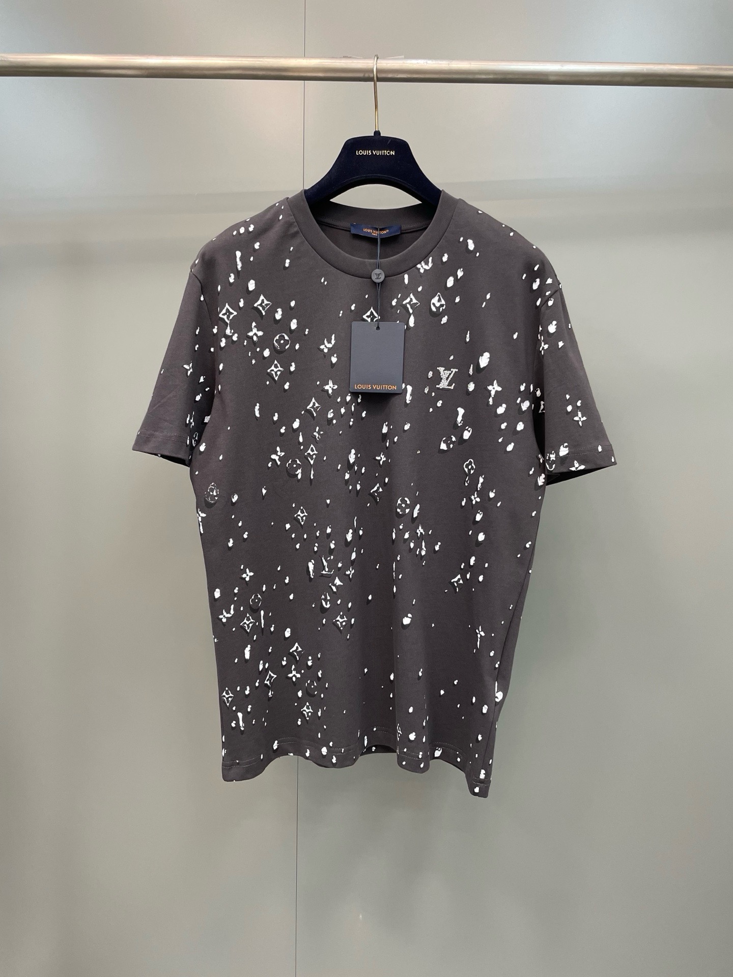 Футболка мужская Louis Vuitton Monogram Short-Sleeved T-Shirt тёмно-серого цвета с принтом Monogram Waterdrops и декором из страз