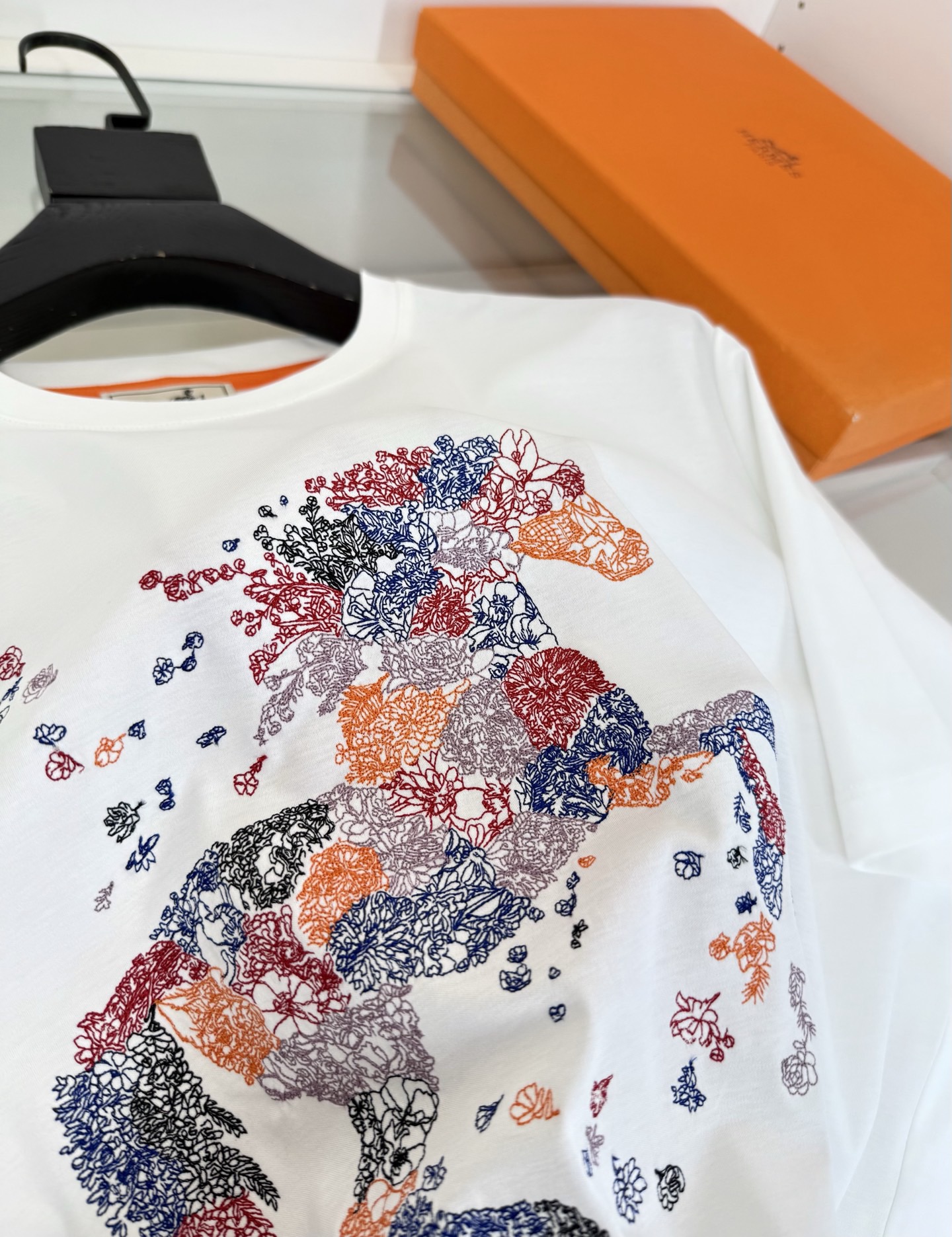  Футболка мужская в стиле Hermes белого цвета с вышивкой 