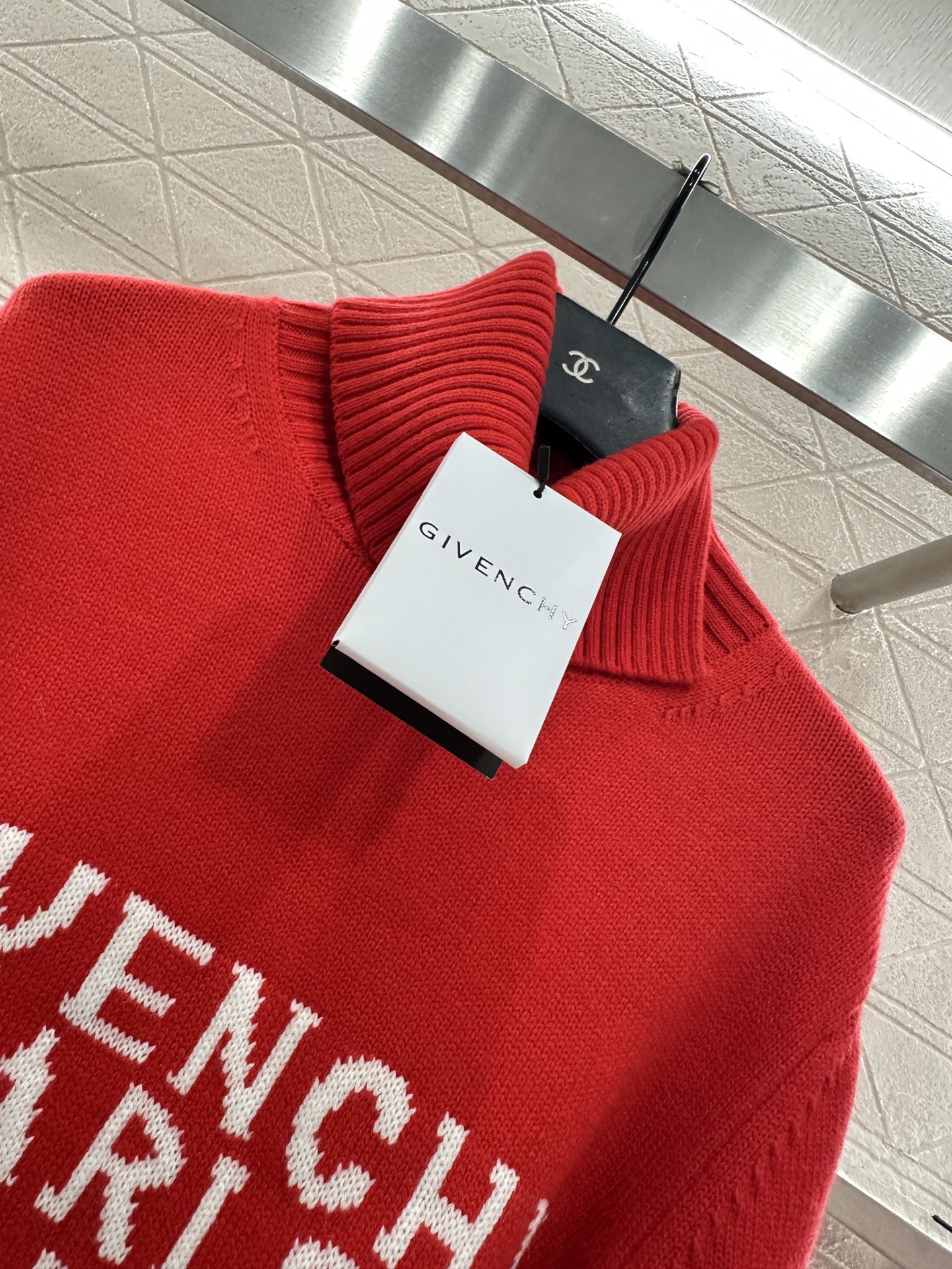 Свитер женский Givenchy Paris 1952 красный цвета с высоким воротом