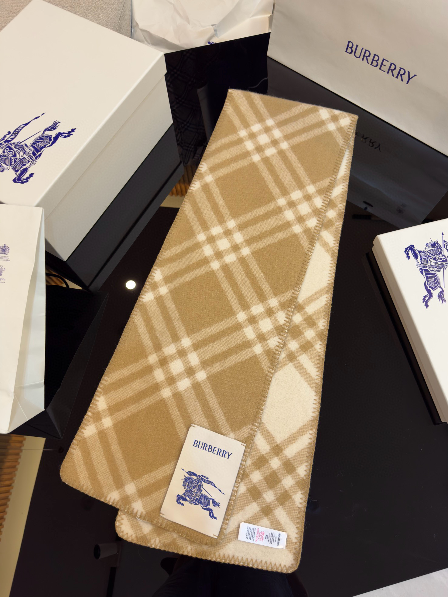 Шарф унисекс в стиле Burberry двусторонний из мягкой шерсти с диагональной клеткой бежевого цвета