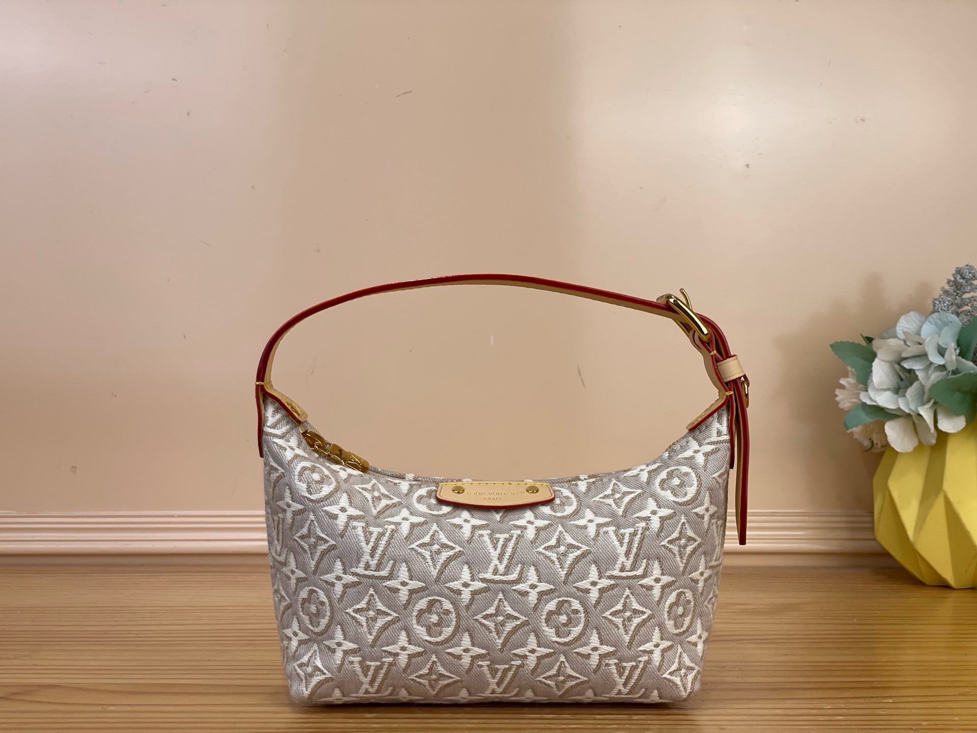 Сумка женская Louis Vuitton Pochette Hills бело-бежевого цвета