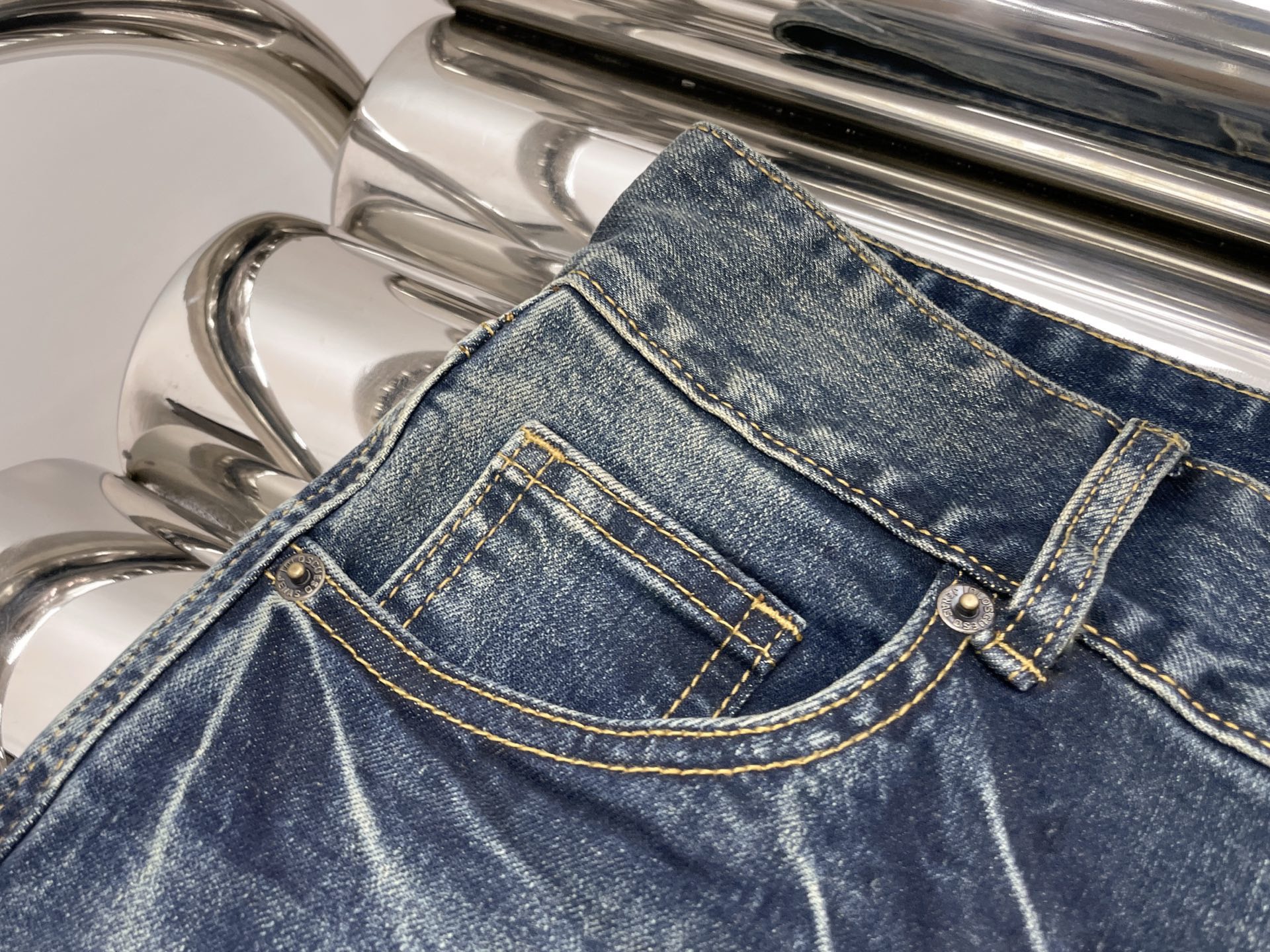 Джинсы женские в стиле Ann Demeulemeester синего цвета расклешённые с эффектом потертости