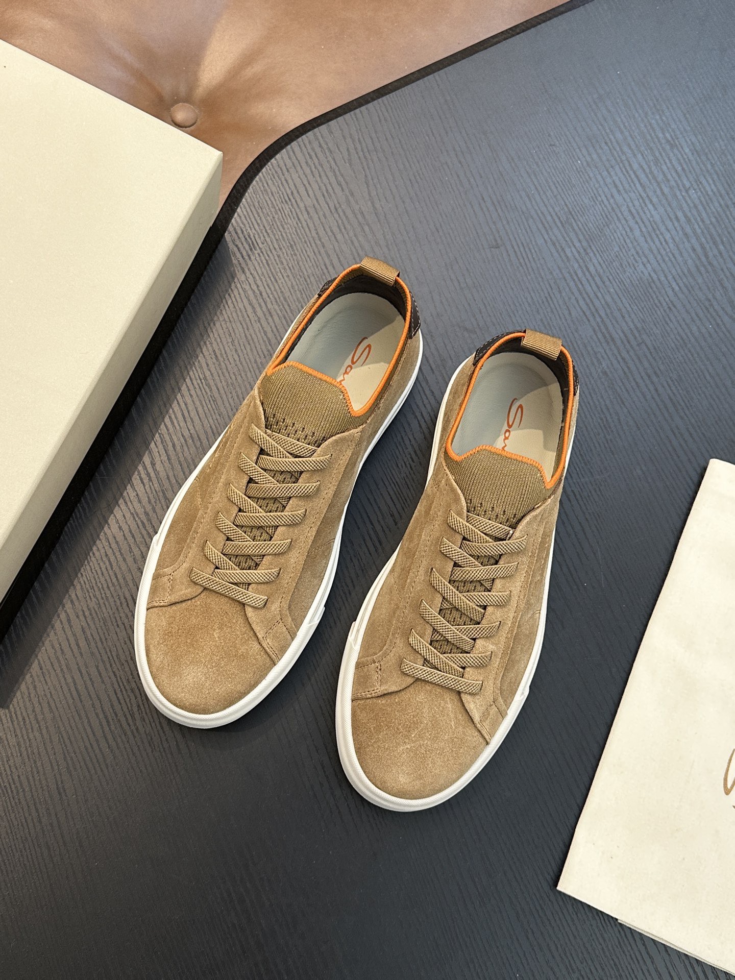 Кроссовки мужские в стиле Santoni из натуральной зернистой кожи бежевого цвета