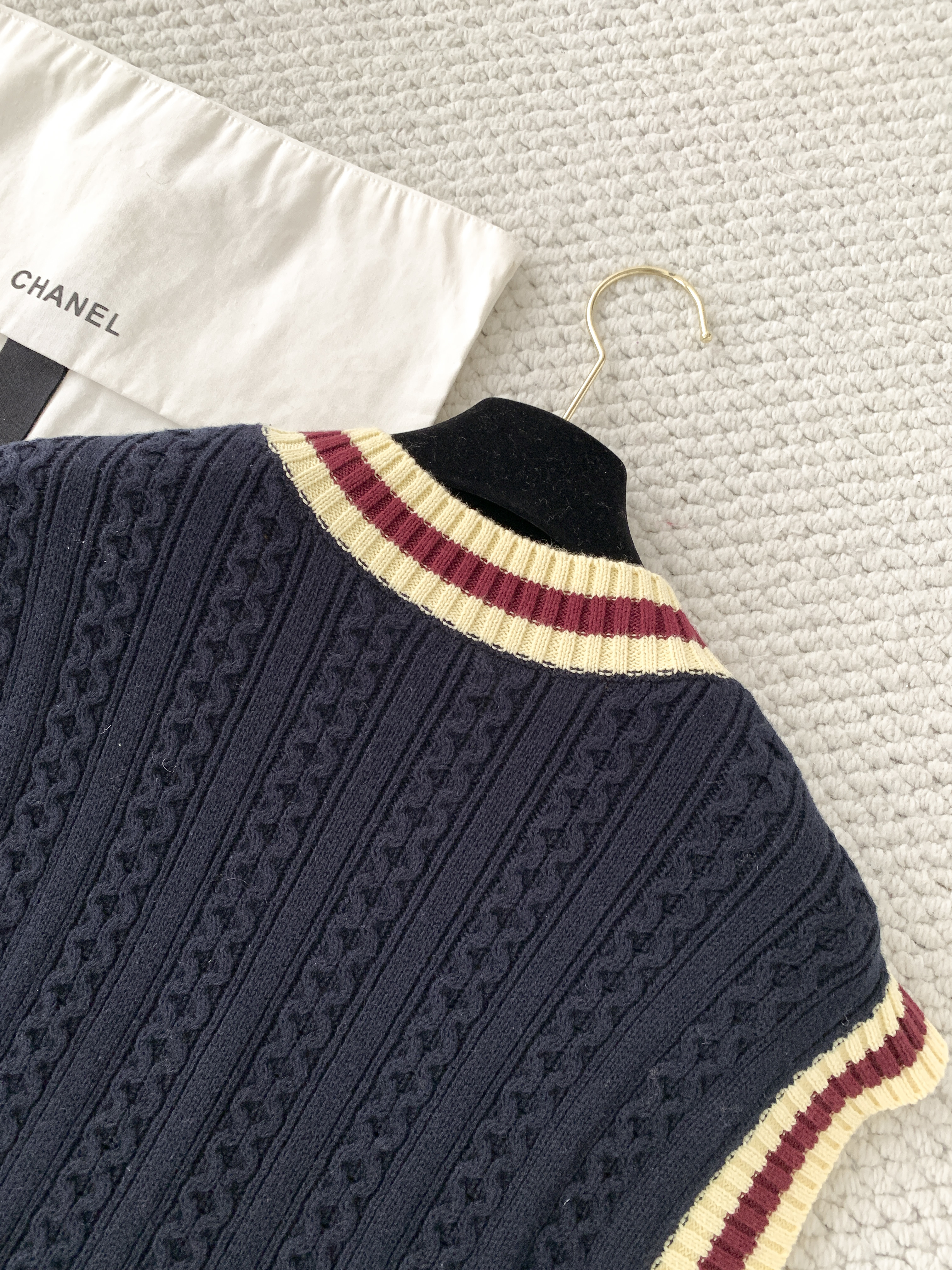 Жилет женский в стиле Chanel тёмно-синего цвета с контрастной отделкой