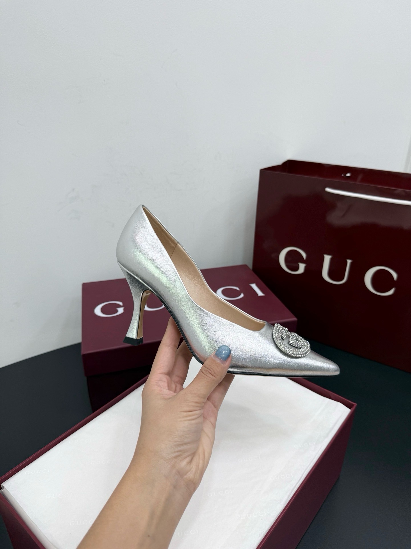 Туфли женские Gucci серебристого цвета
