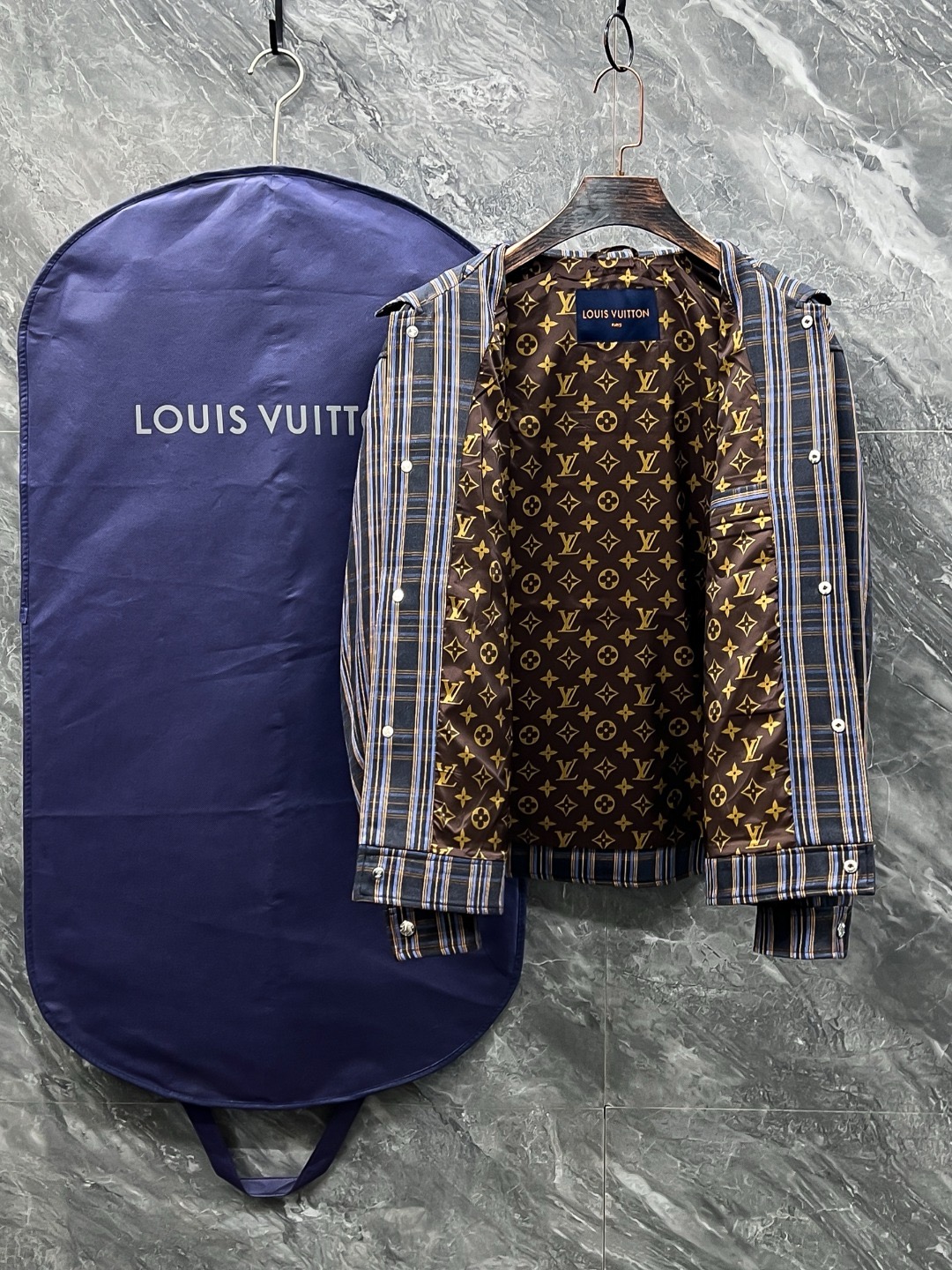 Куртка мужская  Louis Vuitton синего цвета в клетку с отложным воротником