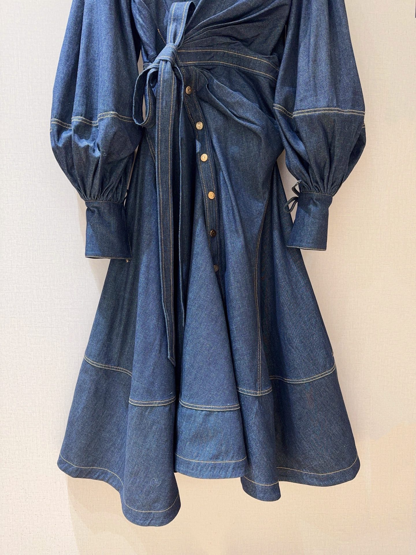 Платье женское в стиле Zimmermann  из денима тёмно-синего цвета с поясом и объёмными рукавами