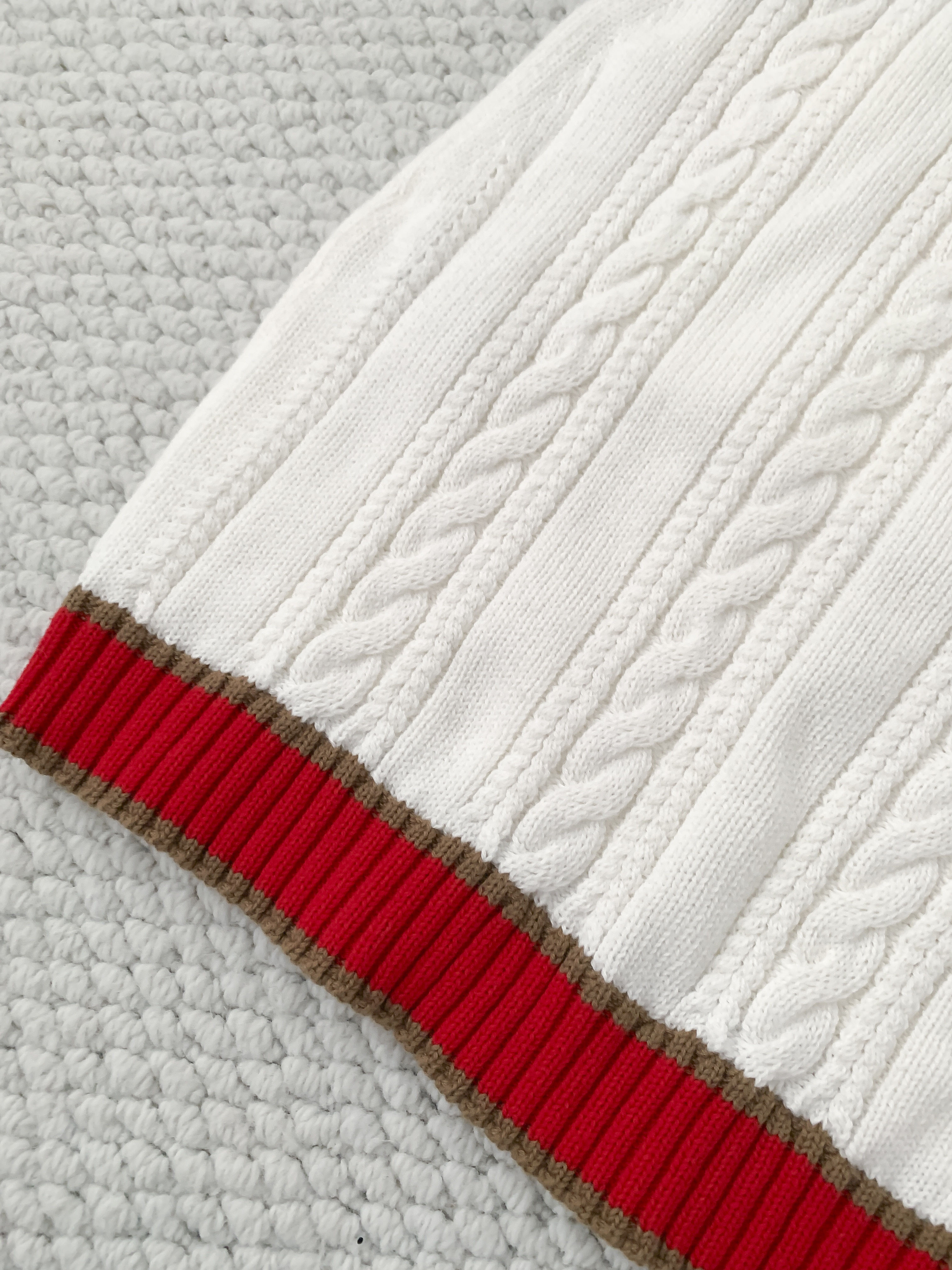 Костюм женский в стиле Chanel белого цвета с юбкой и кардиганом