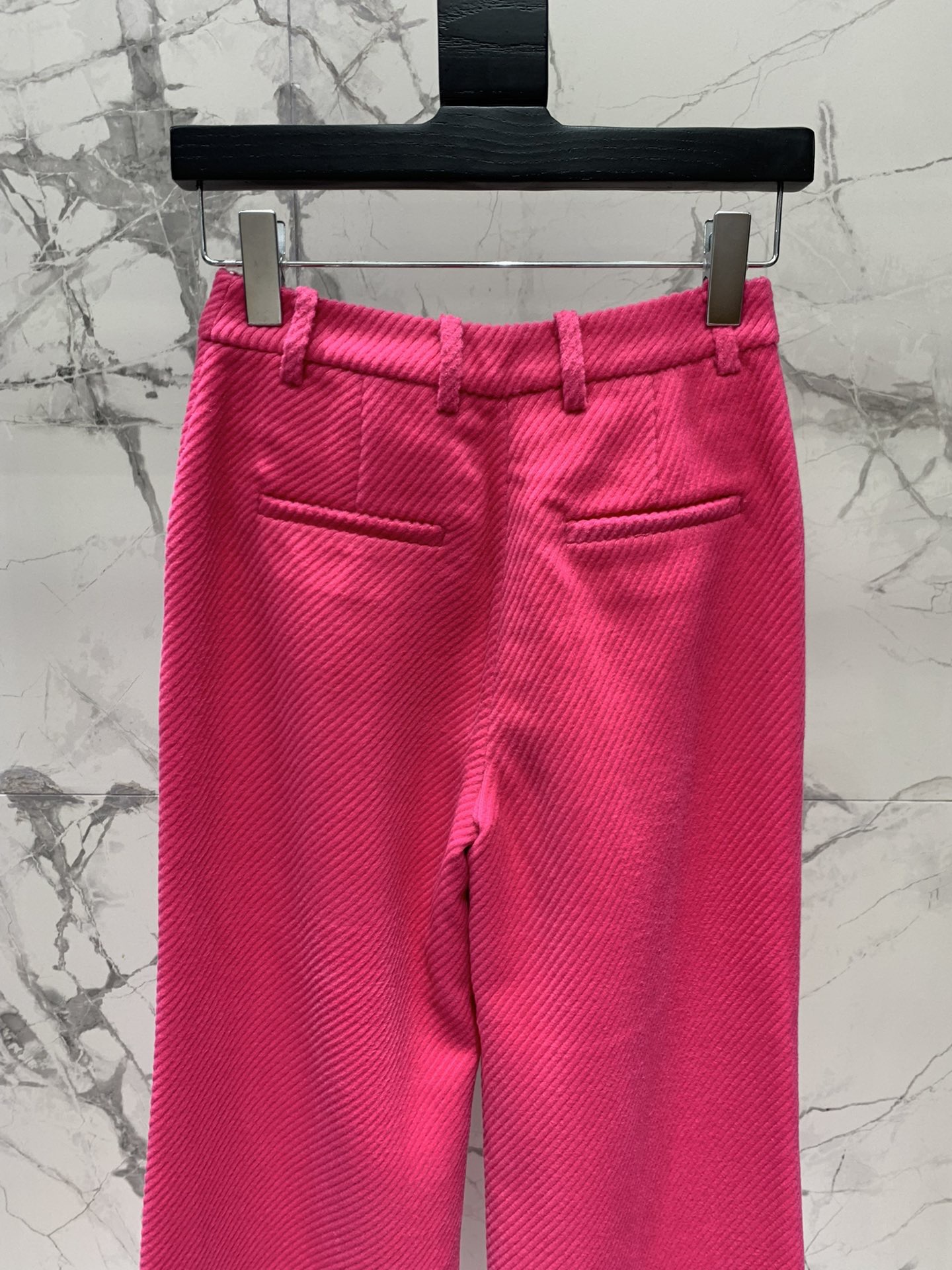 Брюки женские в стиле Saint Laurent из текстурной ткани ярко-розового цвета с широким силуэтом