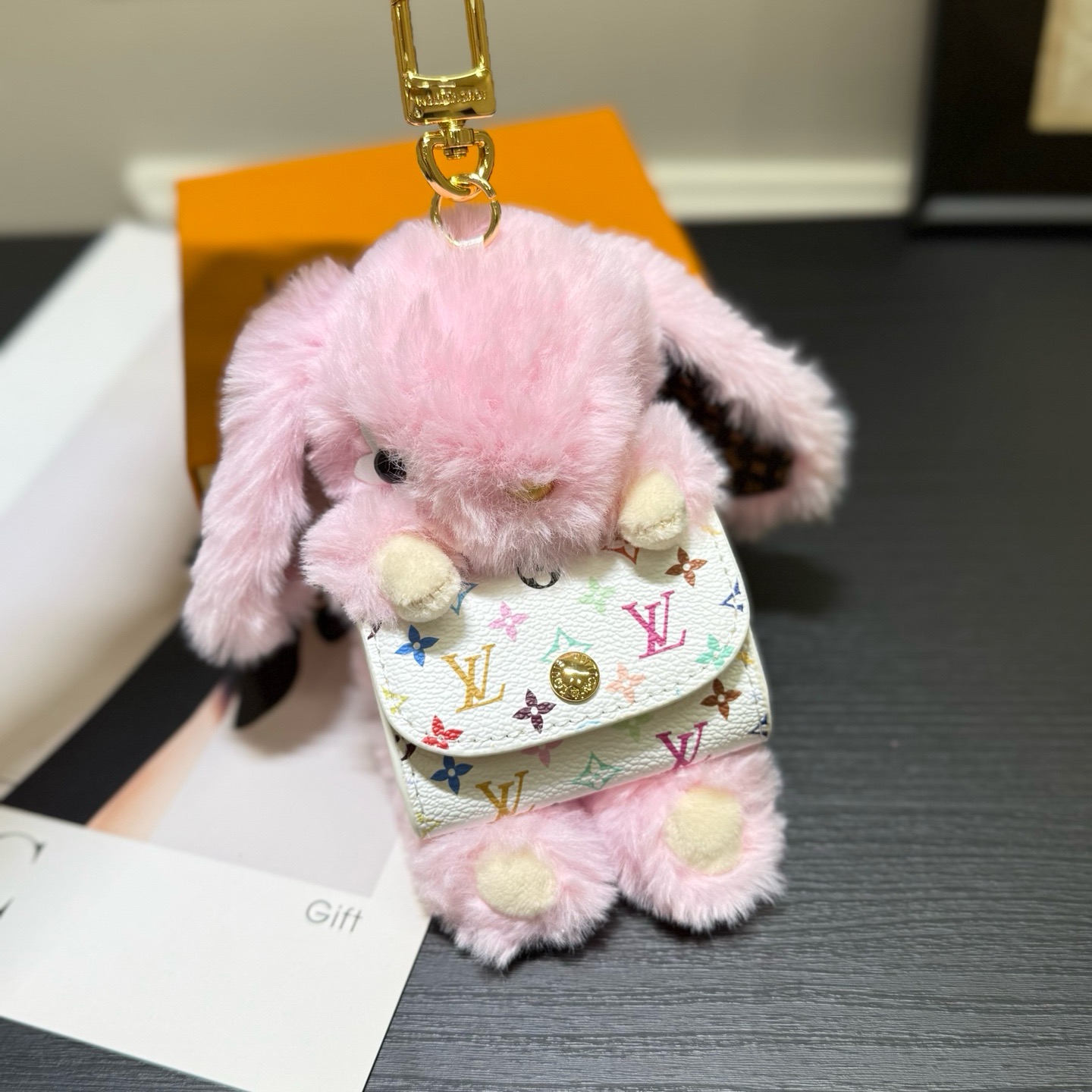 Брелок женский Louis Vuitton LV Cute Bunny розового цвета