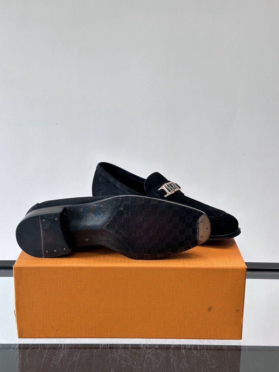 Туфли мужские в стиле Louis Vuitton чёрного цвета с металлической планкой