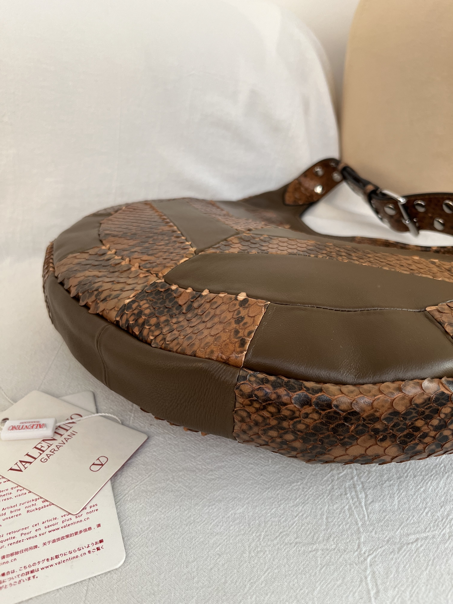 Сумка женская в стиле Valentino Garavani Hoboho Hobo коричневого цвета с фактурной отделкой(35 cм)