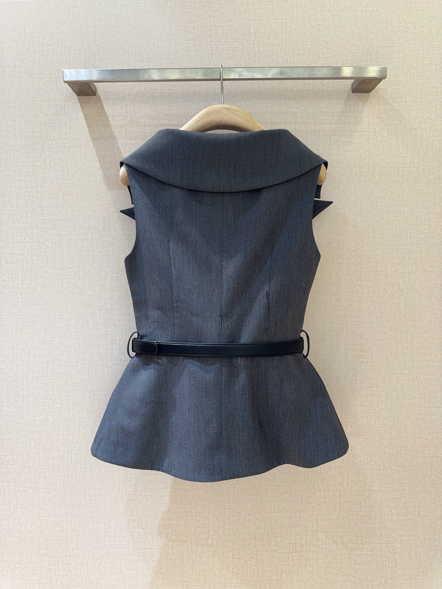 Жилет женский в стиле Self-Portrait  серого цвета двубортный с поясом