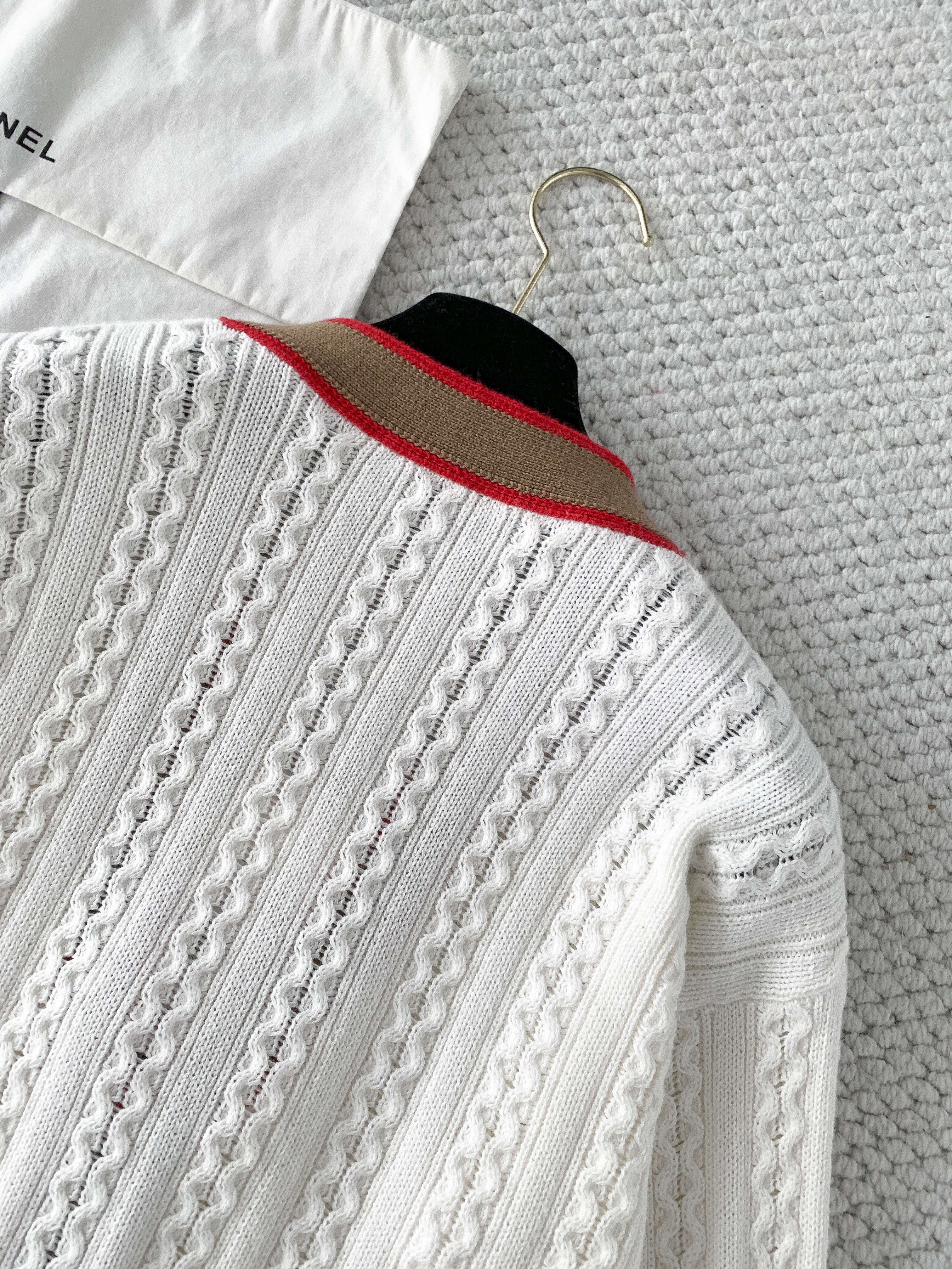 Кардиган женский в стиле Chanel белого цвета с контрастной отделкой