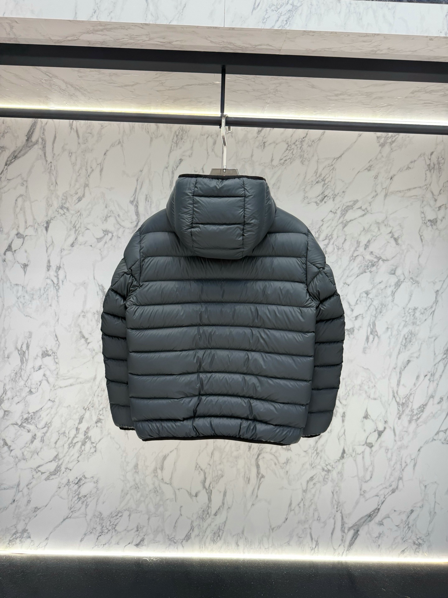Пуховик мужской Moncler Hooded Short Down Jacket тёмно-синего цвета с капюшоном и натуральным пухом