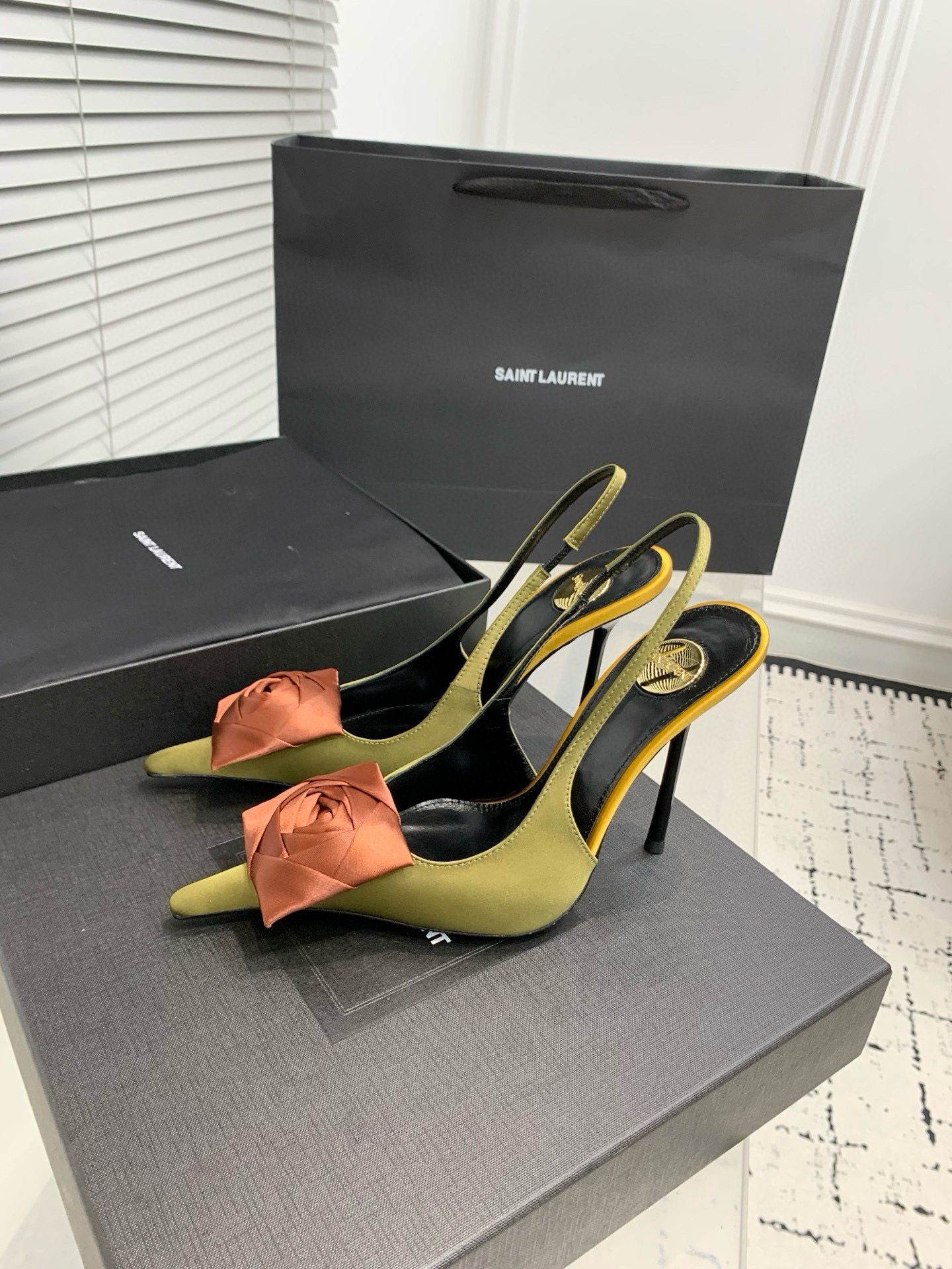 Туфли женские Saint Laurent с цветком slingback оливкового цвета с терракотовым декором