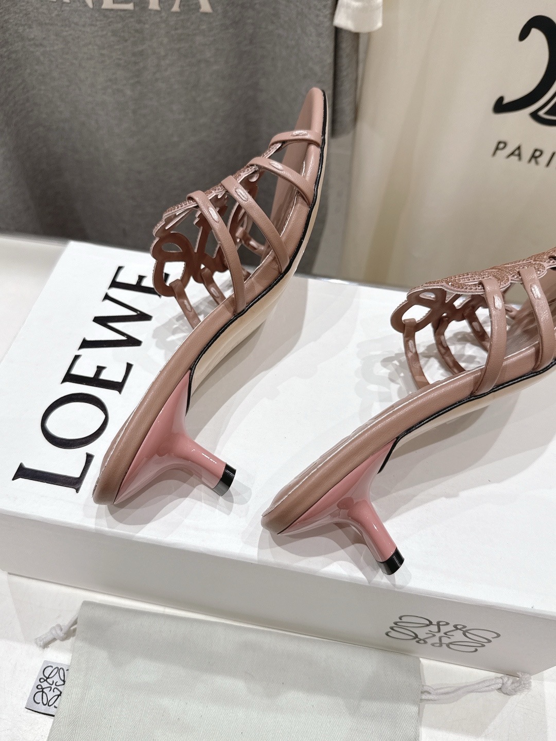 Босоножки женские в стиле LOEWE F036 пудрово-розового цвета с плетёными ремешками