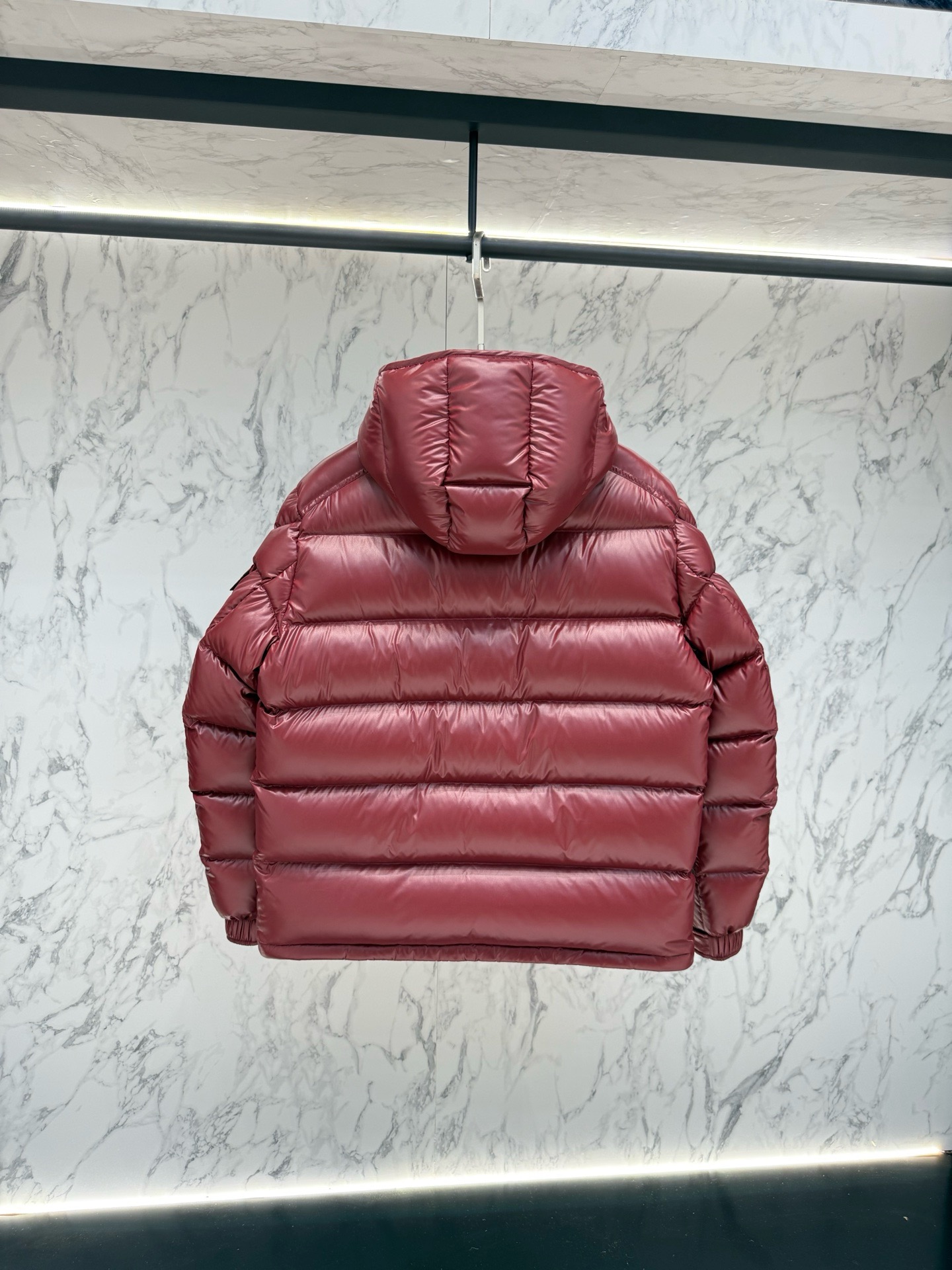 Пуховик мужской Moncler Maya бордового цвета с капюшоном и натуральным пухом