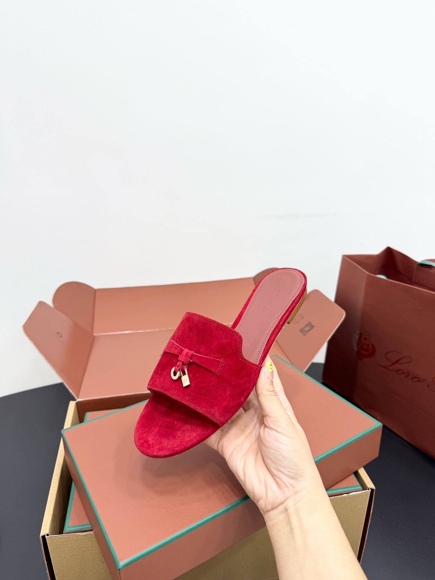 Шлепанцы женские в стиле Loro Piana My Charms красного цвета
