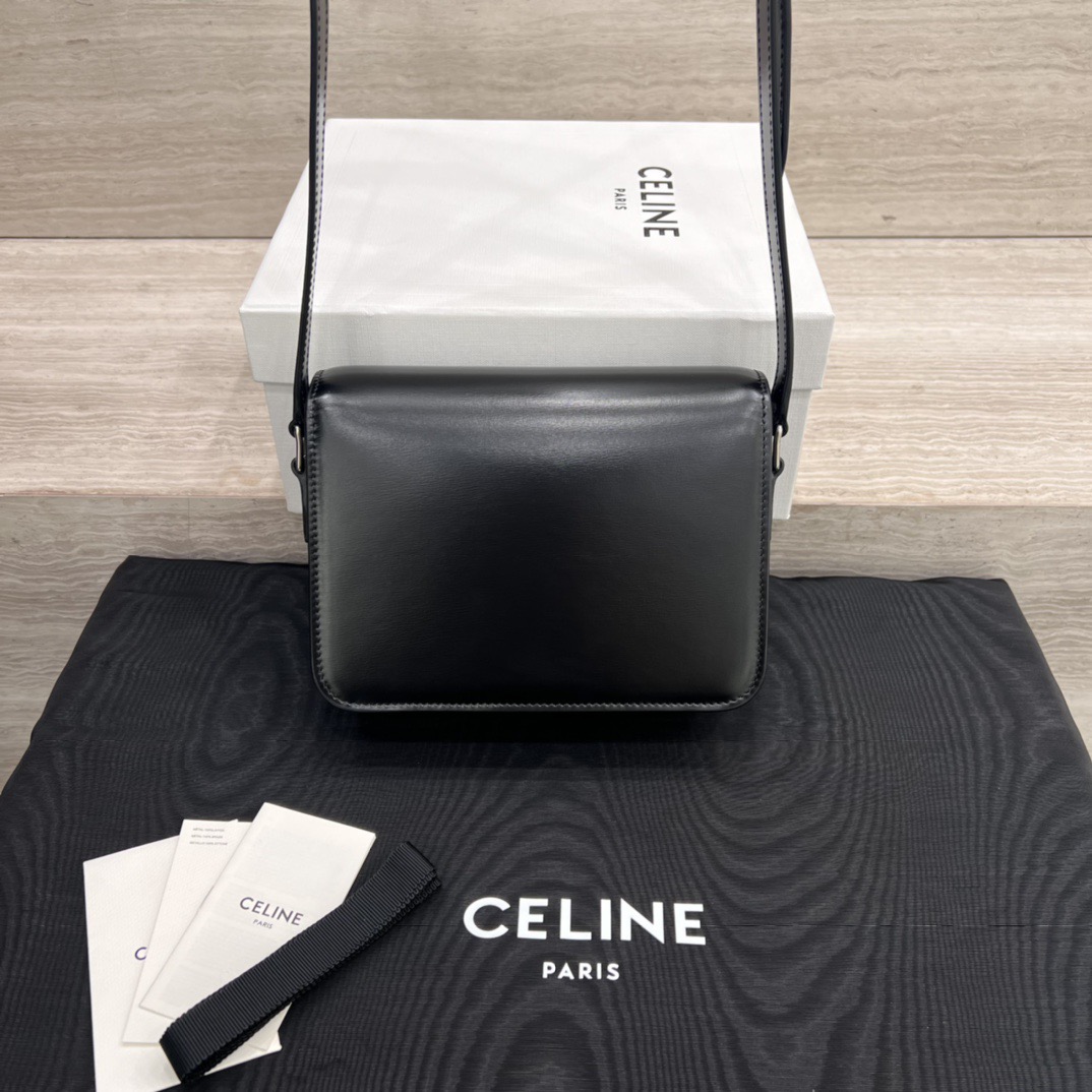 Сумка женская в стиле Celine Teen Triomphe компактная чёрная с серебряной фурнитурой