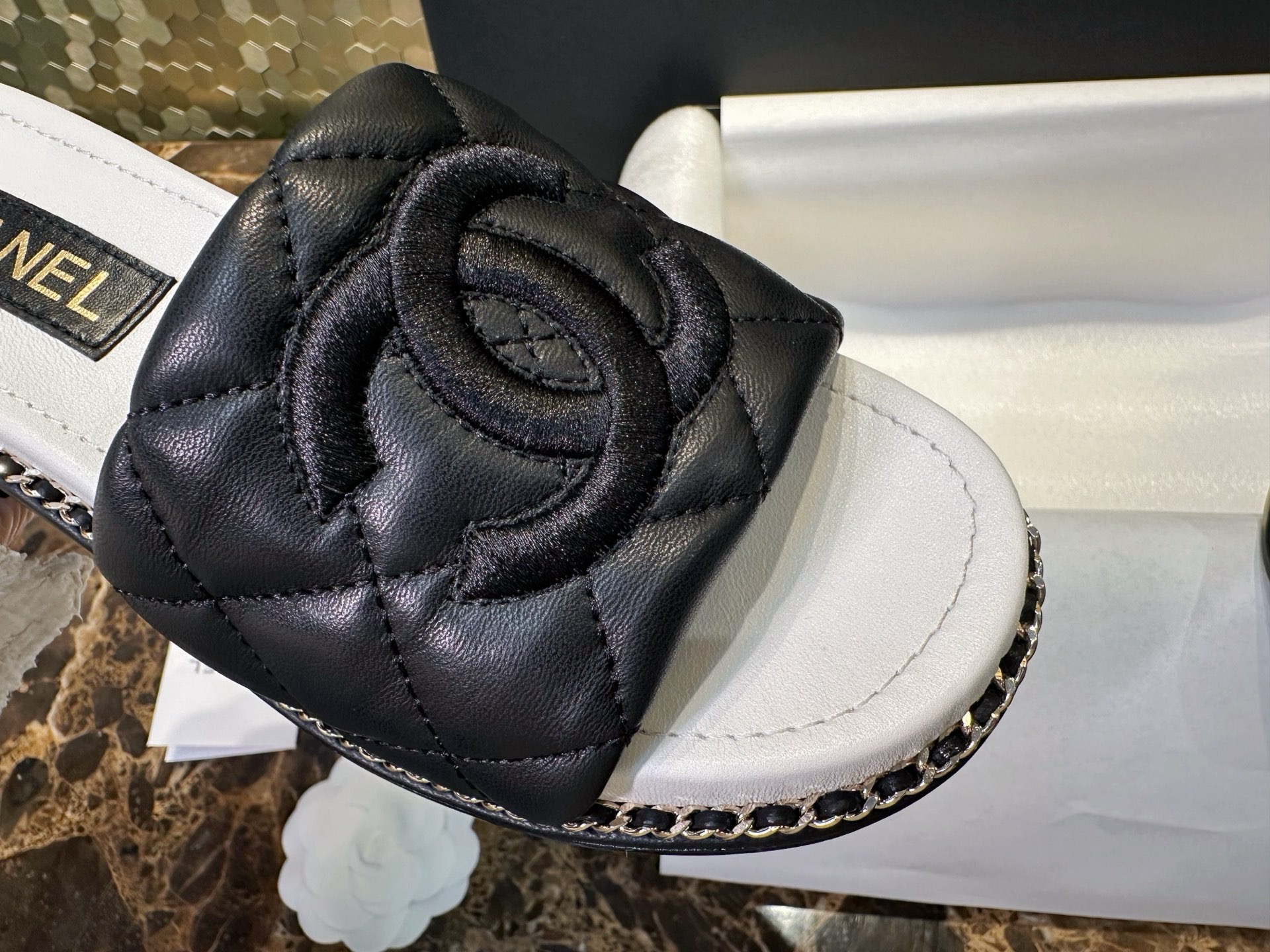 Мюли женские в стиле Chanel 25P чёрно-белого цвета