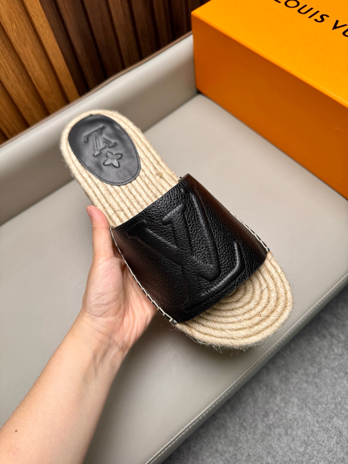 Шлёпанцы мужские Louis Vuitton черного цвета