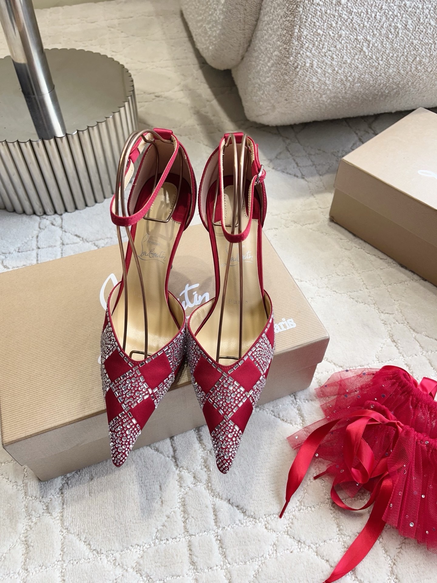 Туфли женские в стиле Christian Louboutin So Kate со съемной сеткой и стразами красного цвета