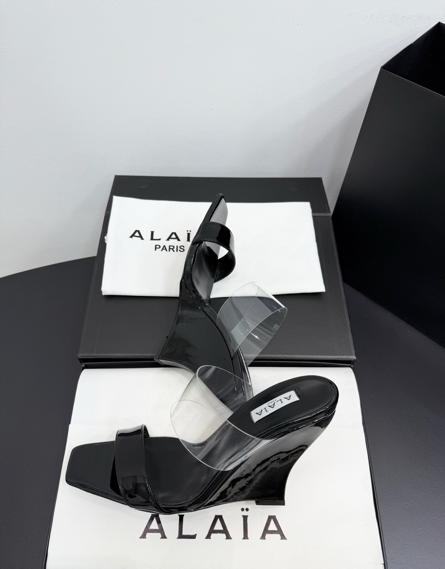 Босоножки женские в стиле Alaïa чёрного цвета