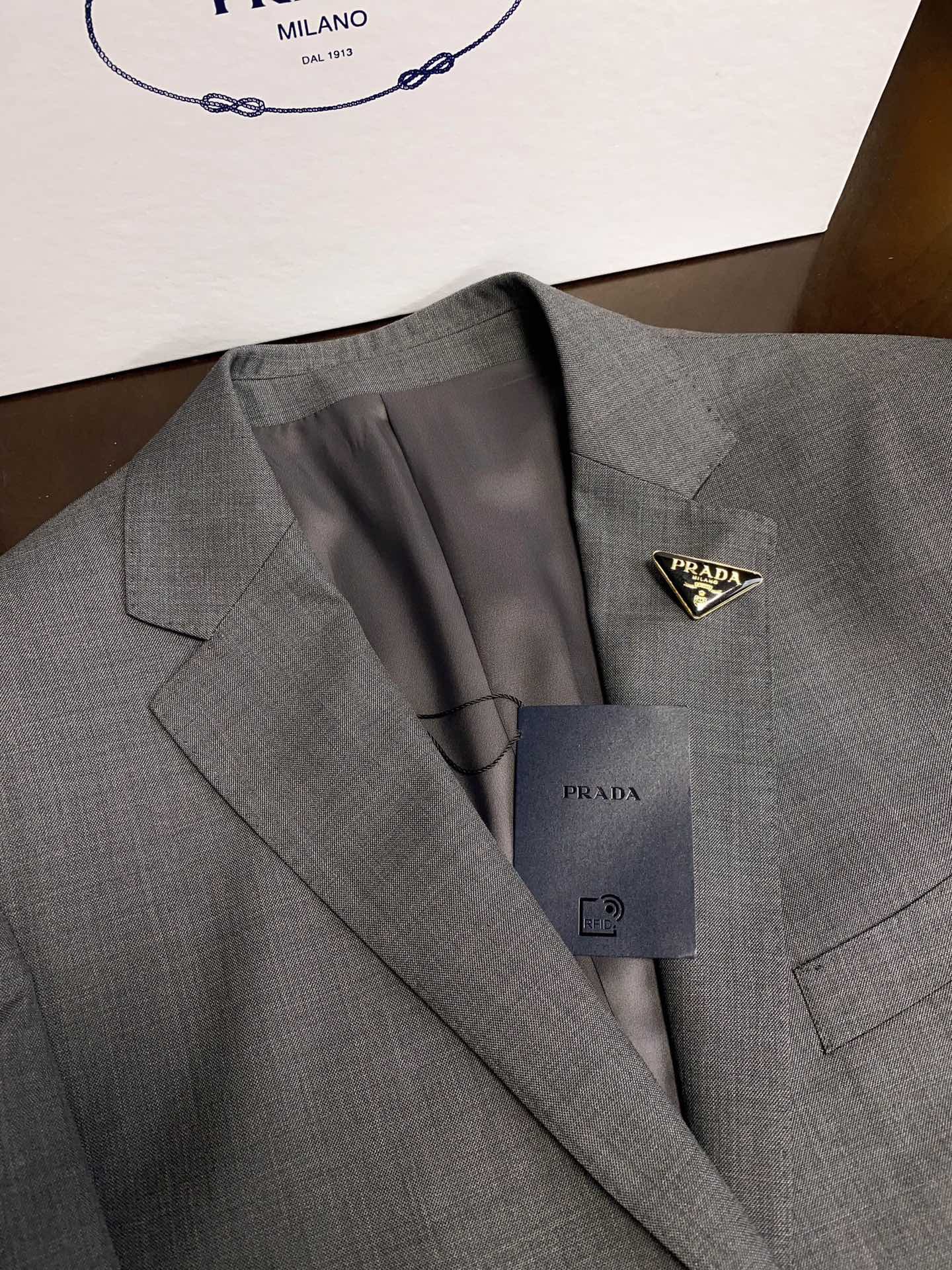 Костюм мужской в стиле Prada серого цвета (пиджак + брюки)