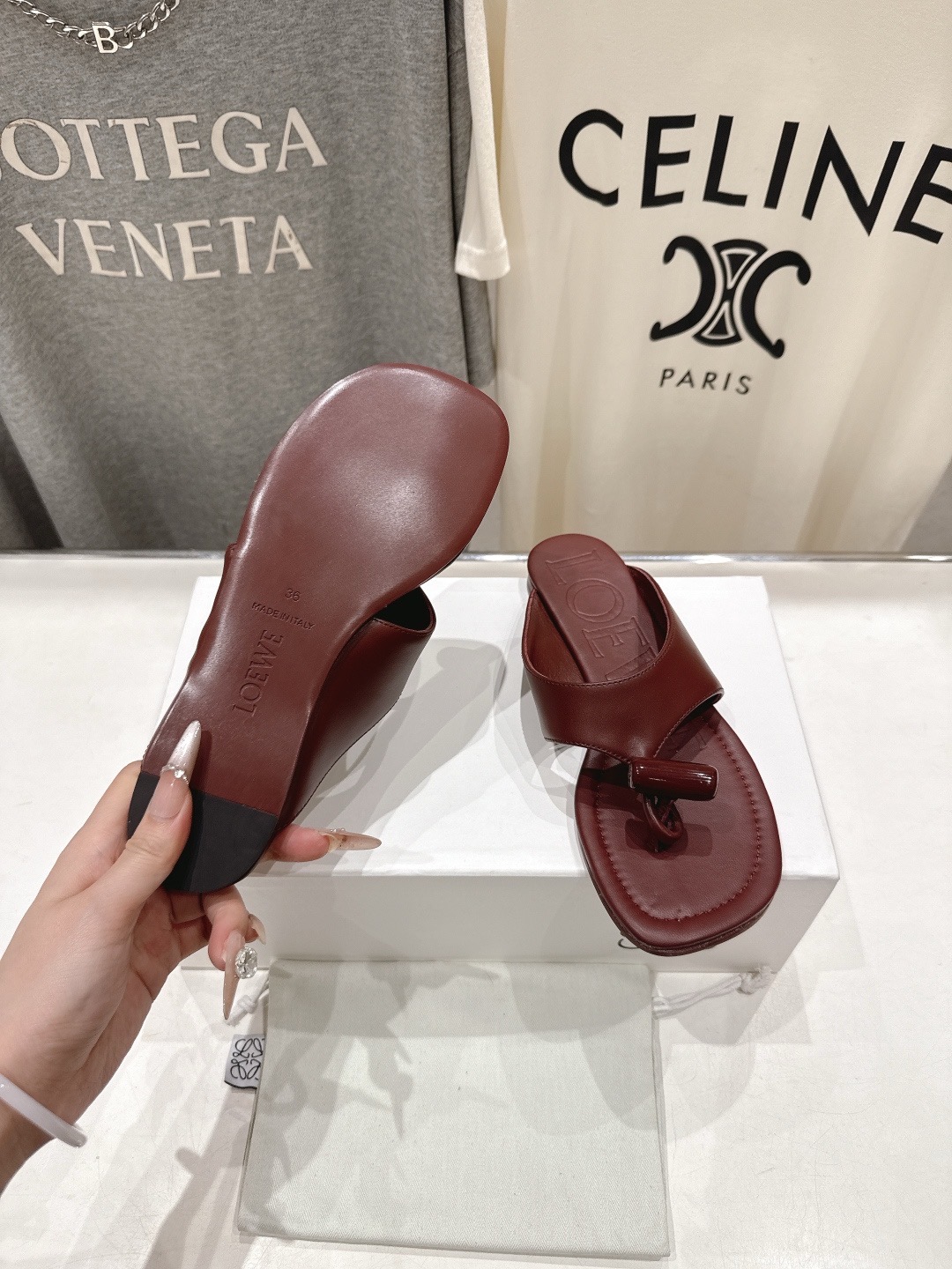 Сабо женские в стиле LOEWE Anagram бордового цвета с перемычкой