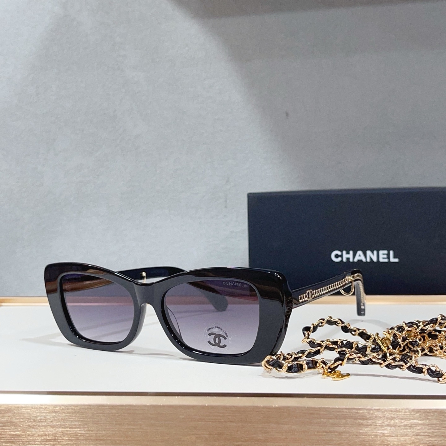 Очки солнцезащитные женские в стиле Chanel CH5553 с цепочкой
