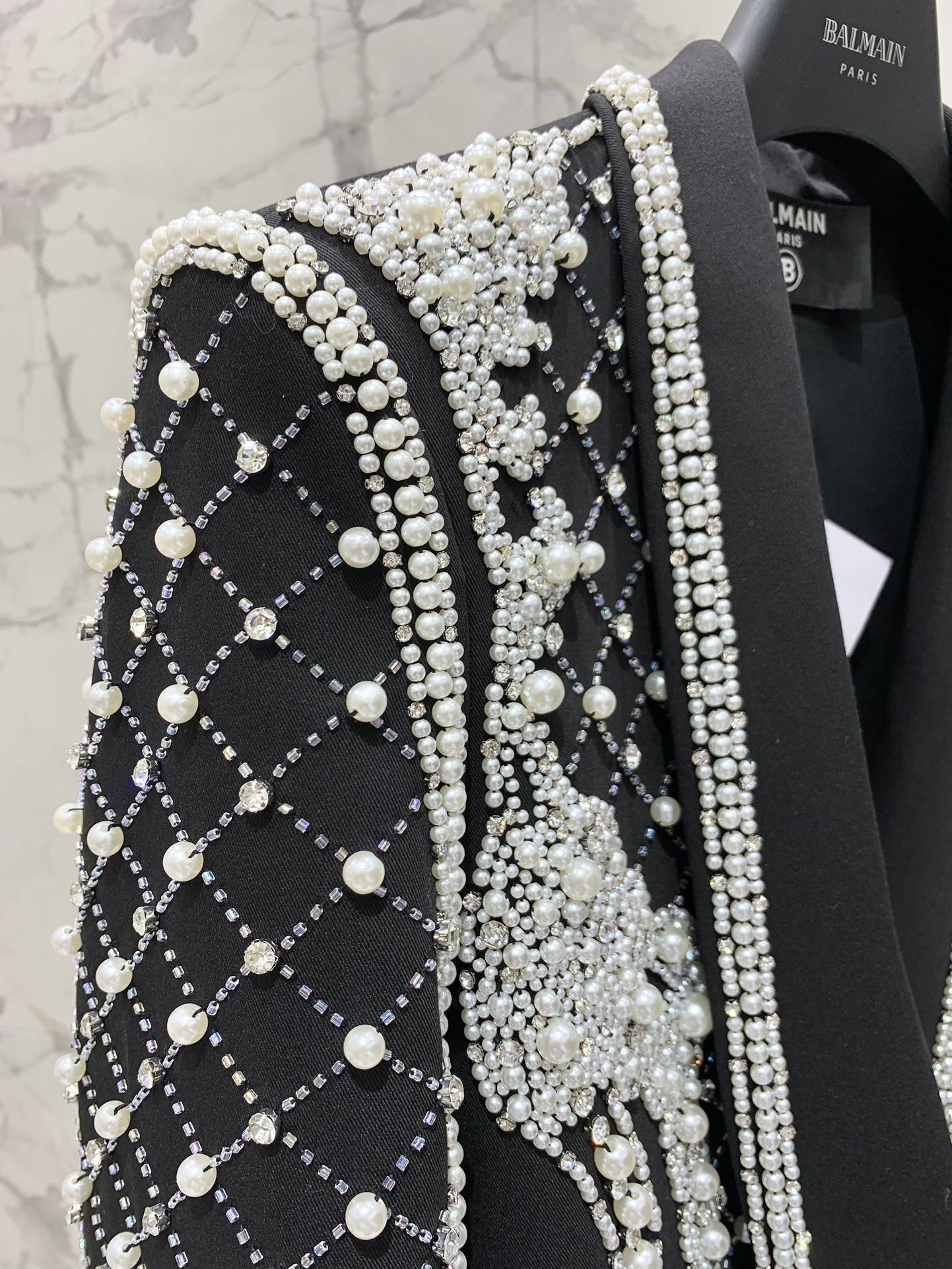 Жакет женский в стиле Balmain из плотной костюмной ткани чёрного цвета с ручной жемчужной вышивкой