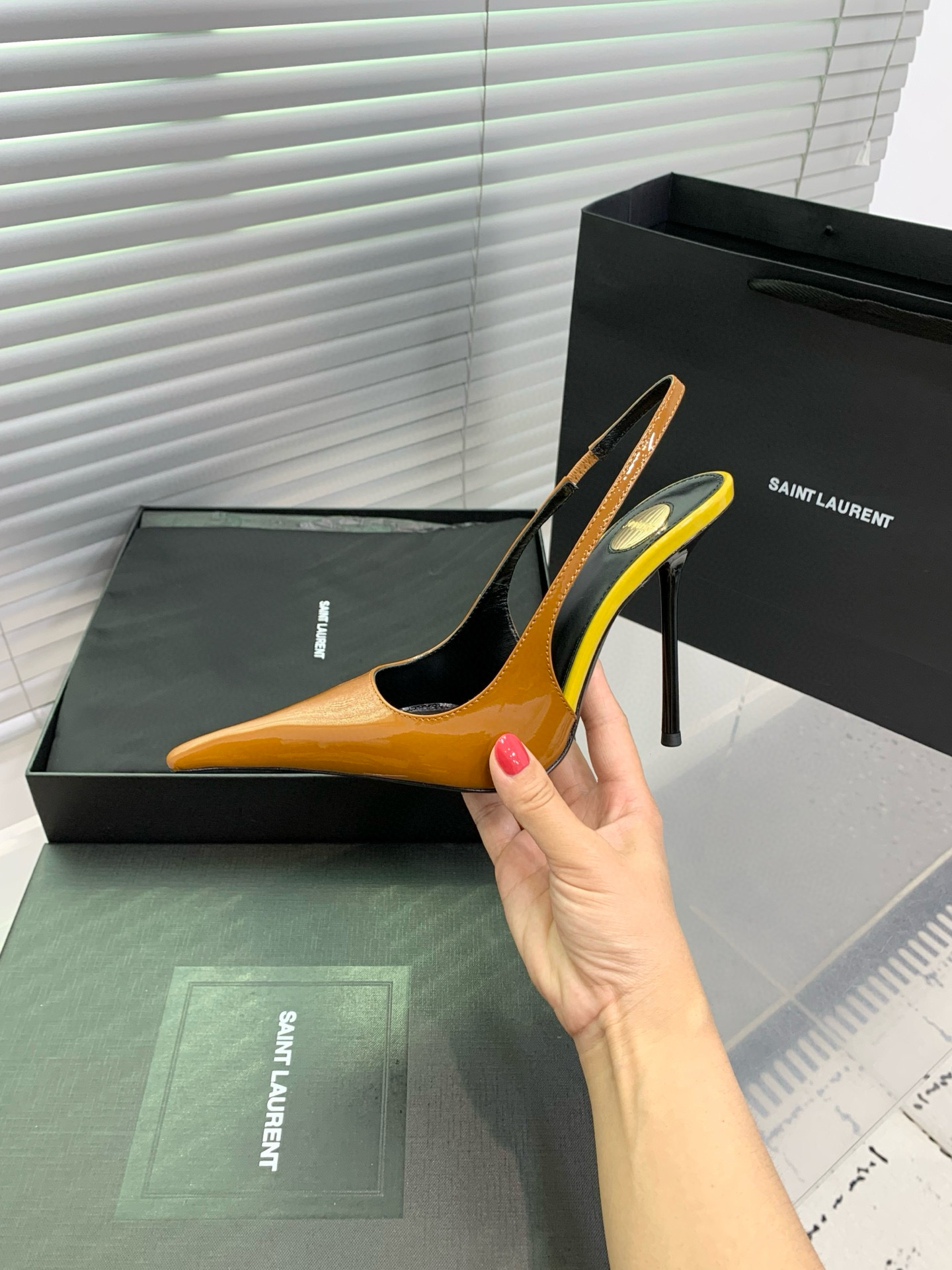 Туфли женские Saint Laurent slingback карамельно-коричневого цвета