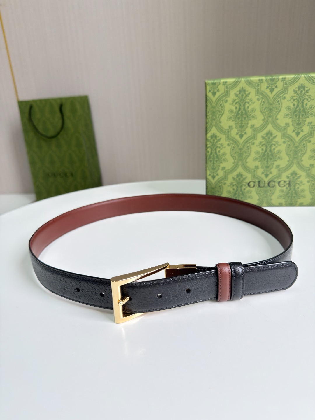 Ремень Gucci  чёрного цвета с золотистой пряжкой