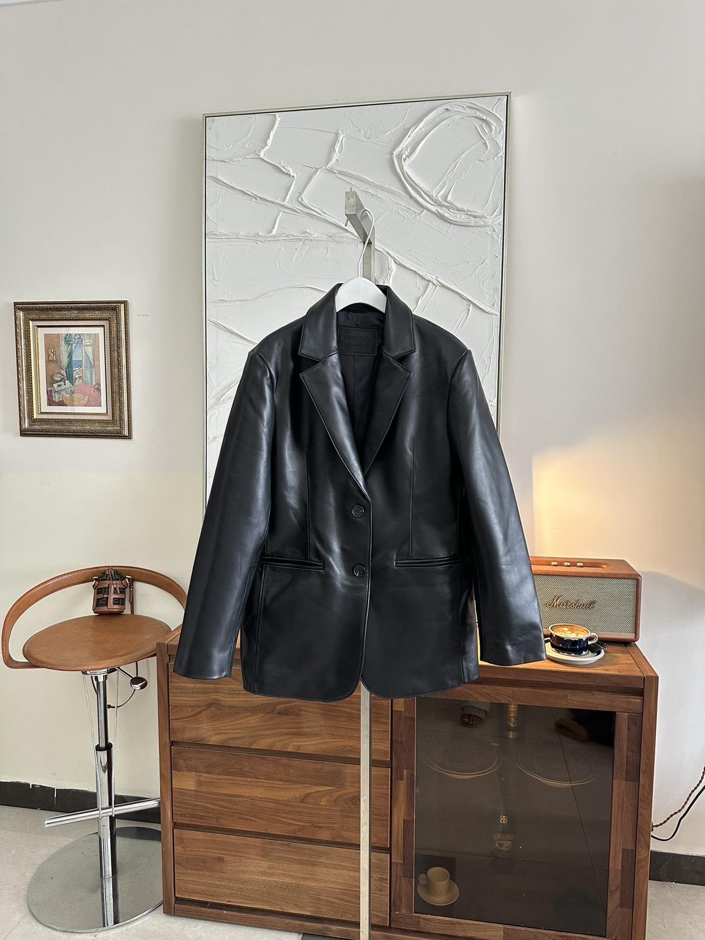 Куртка женская в стиле Prada из натуральной кожи чёрного цвета с классическим кроем