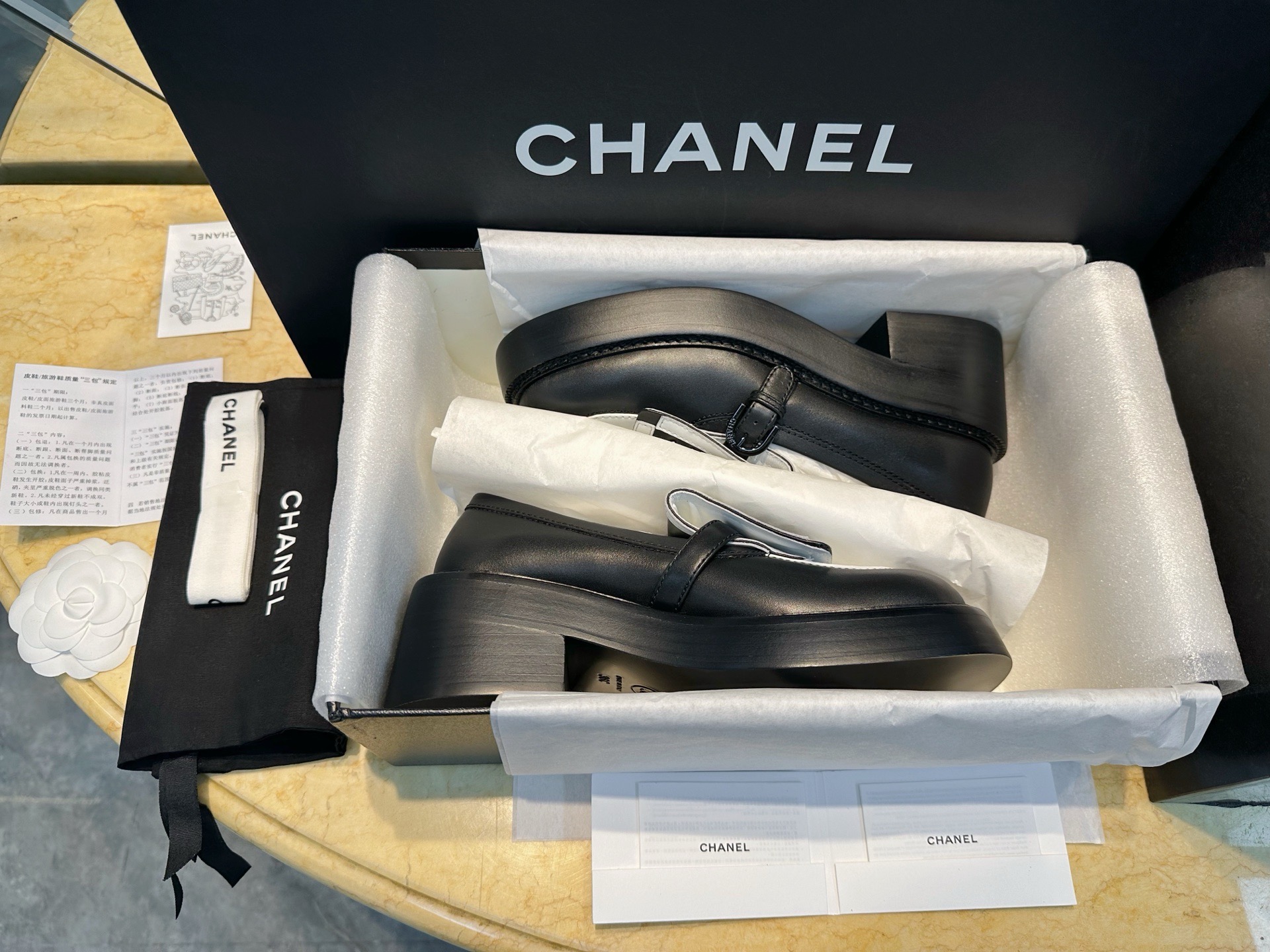Лоферы женские Chanel 24B чёрно-белого цвета на утолщённой подошве