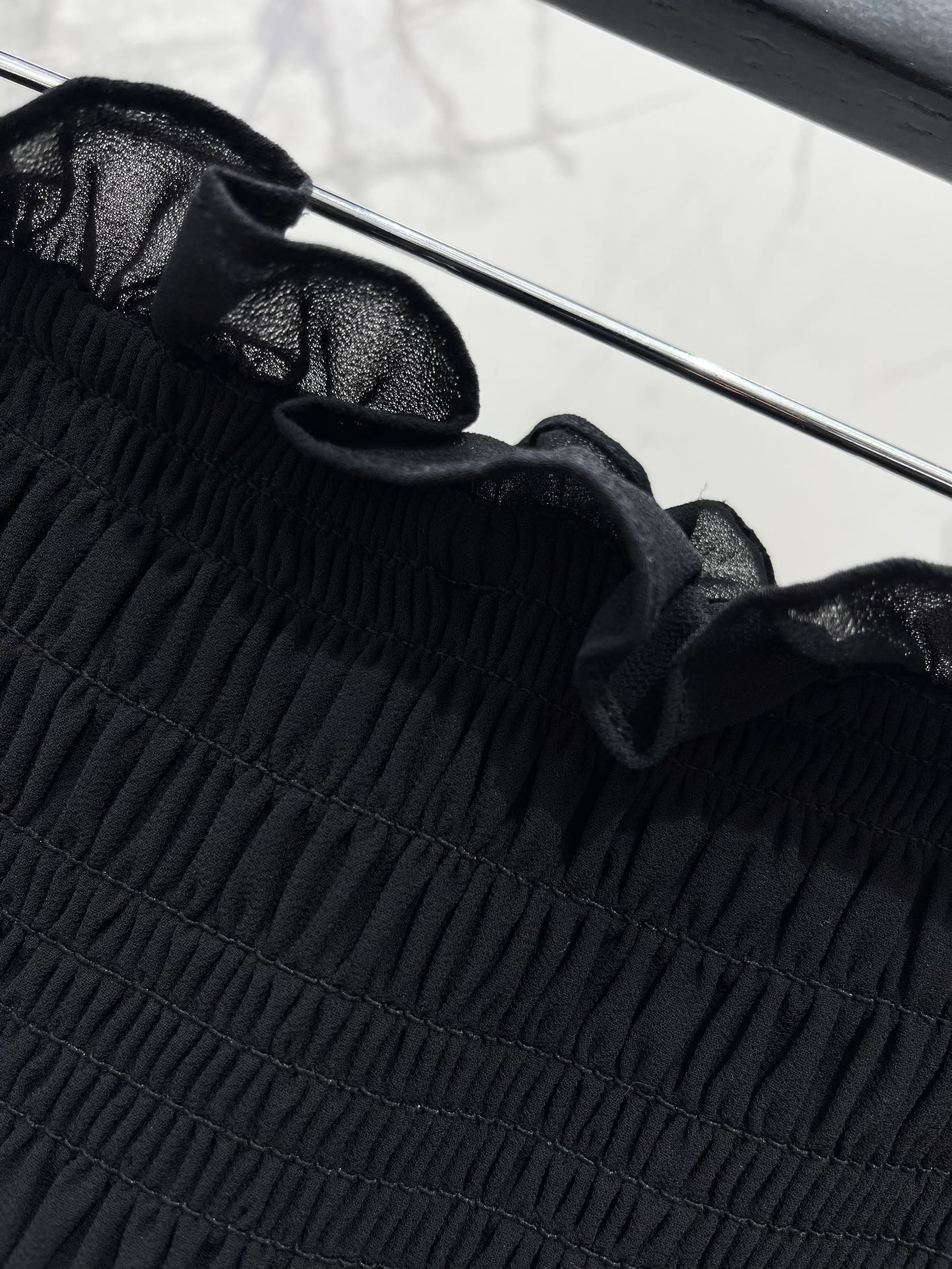 Юбка женская в стиле Saint Laurent чёрного цвета с рельефной отделкой и оборкой