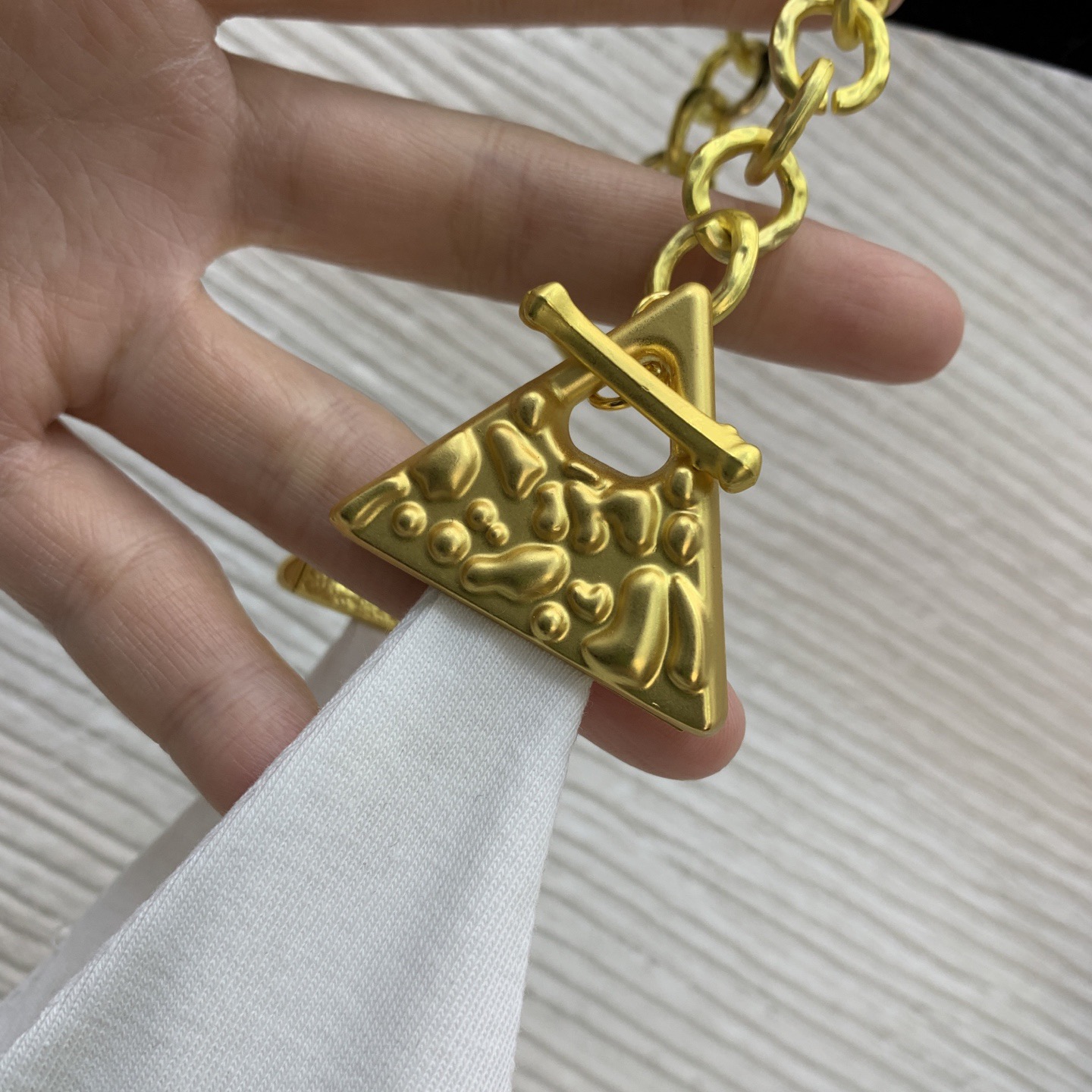 Платье женское в стиле Schiaparelli белого цвета на бретелях с декоративными цепочками