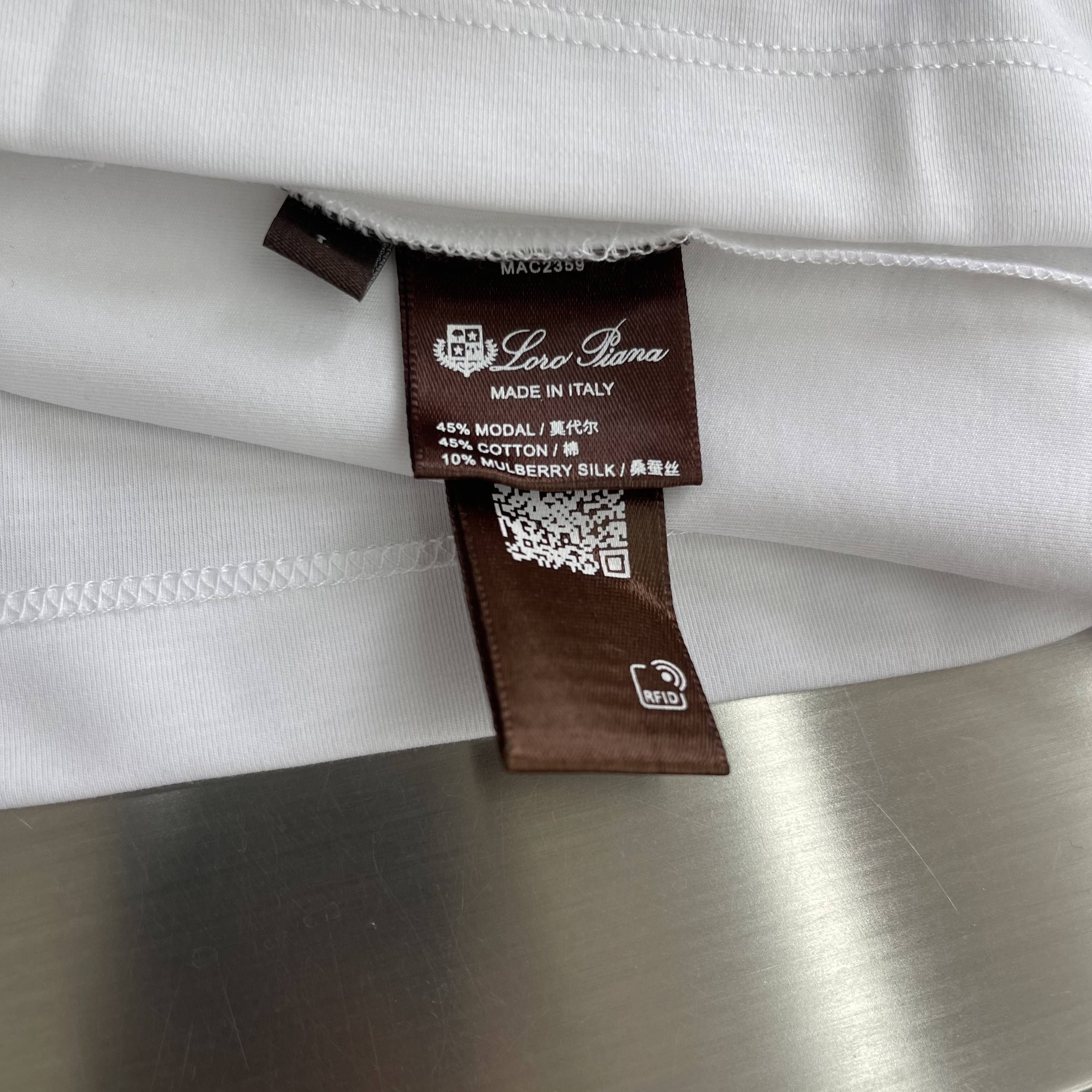 Футболка мужская в стиле Loro Piana из хлопка белого цвета с контрастной отделкой