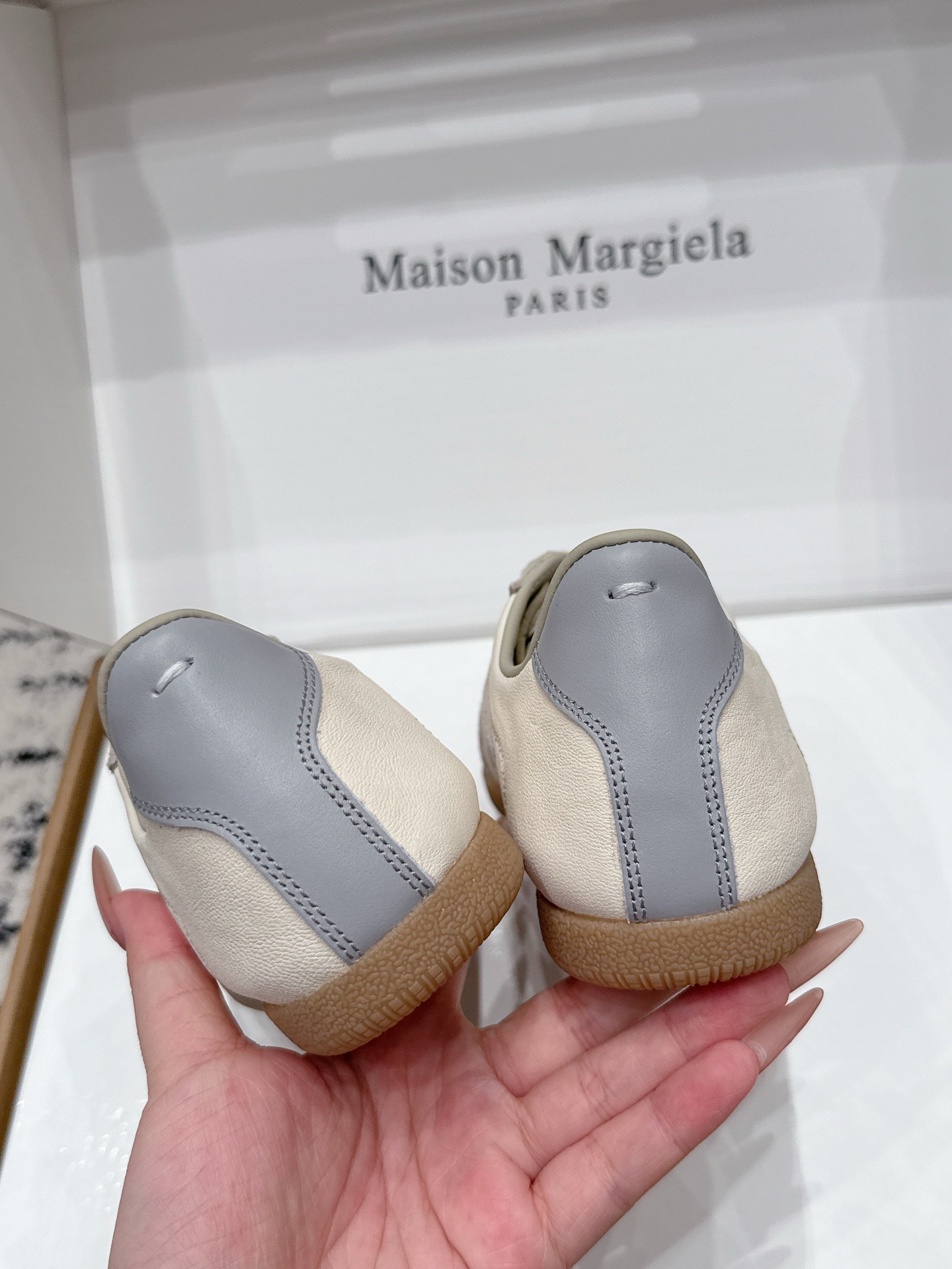 Кроссовки унисекс в стиле Maison Margiela MM6 German Trainer белого цвета с серыми вставками 