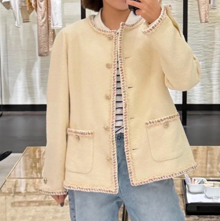 Жакет женский в стиле Chanel 26C молочно-белого цвета с декоративной тесьмой