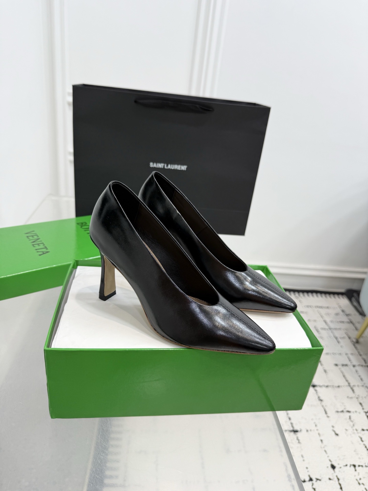 Туфли женские в стиле Bottega Veneta Sofia с глубоким вырезом чёрного цвета