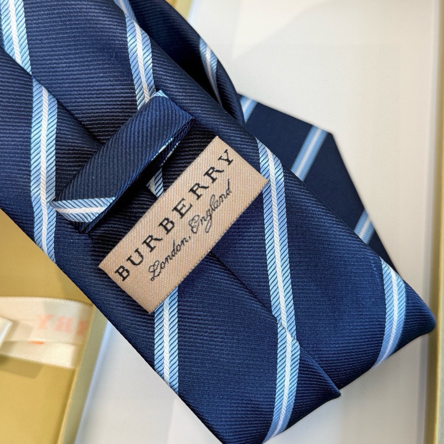Галстук мужской в стиле Burberry тёмно-синего цвета с диагональными полосами и вышивкой