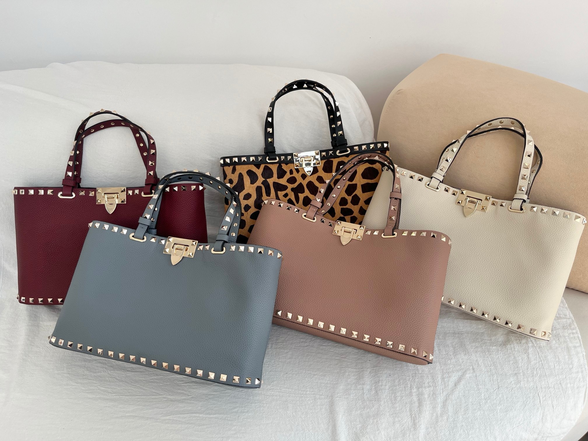 Сумка женская в стиле Valentino Garavani Rockstud таупового цвета