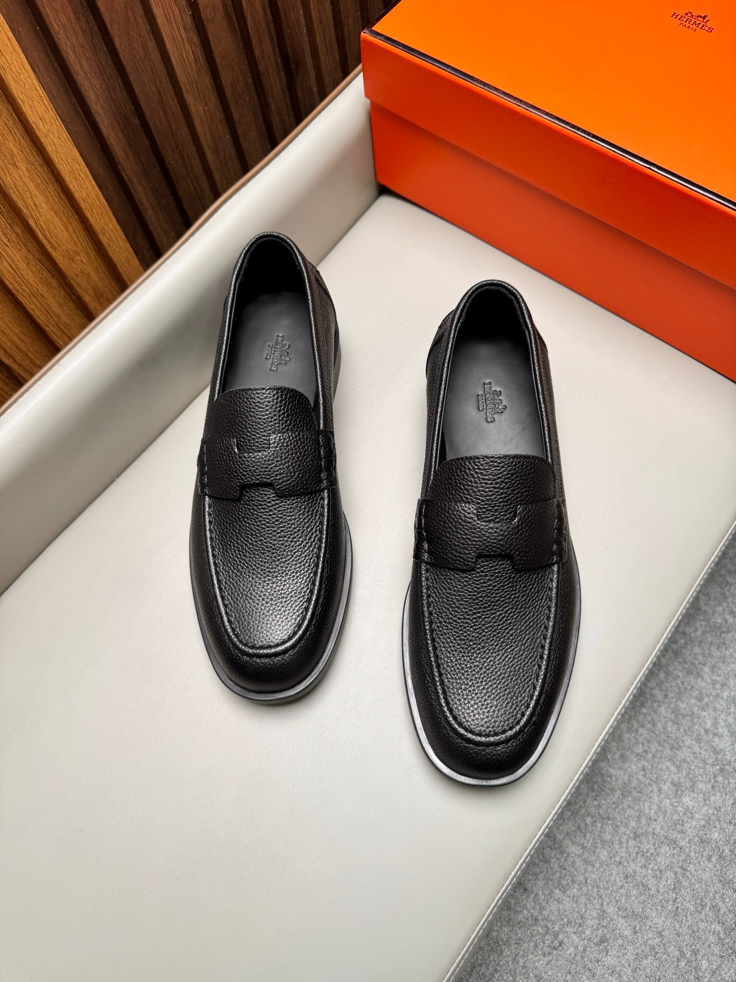 Лоферы мужские в стиле Hermes из натуральной кожи черного цвета