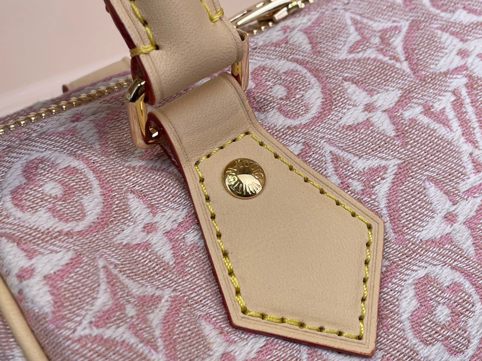 Сумка женская Louis Vuitton Speedy Bandoulière 20 розового цвета
