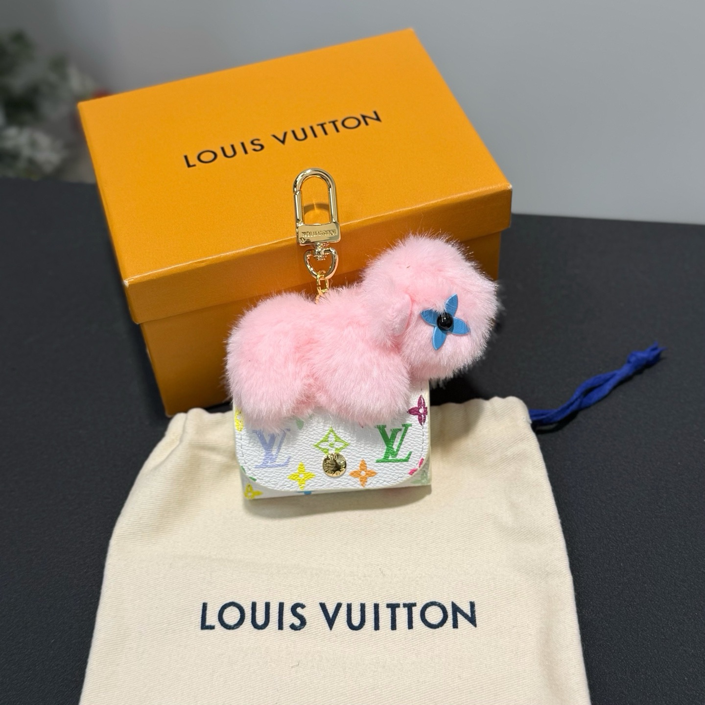 Брелок женский Louis Vuitton LV Cute Capybara розового цвета
