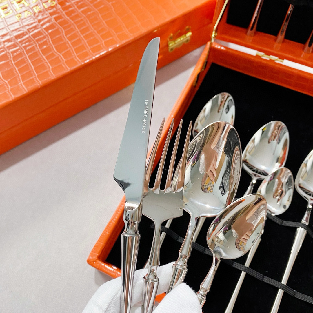 Набор столовых приборов унисекс в стиле Hermès серебристого цвета в премиальном подарочном кейсе (24 предмета)